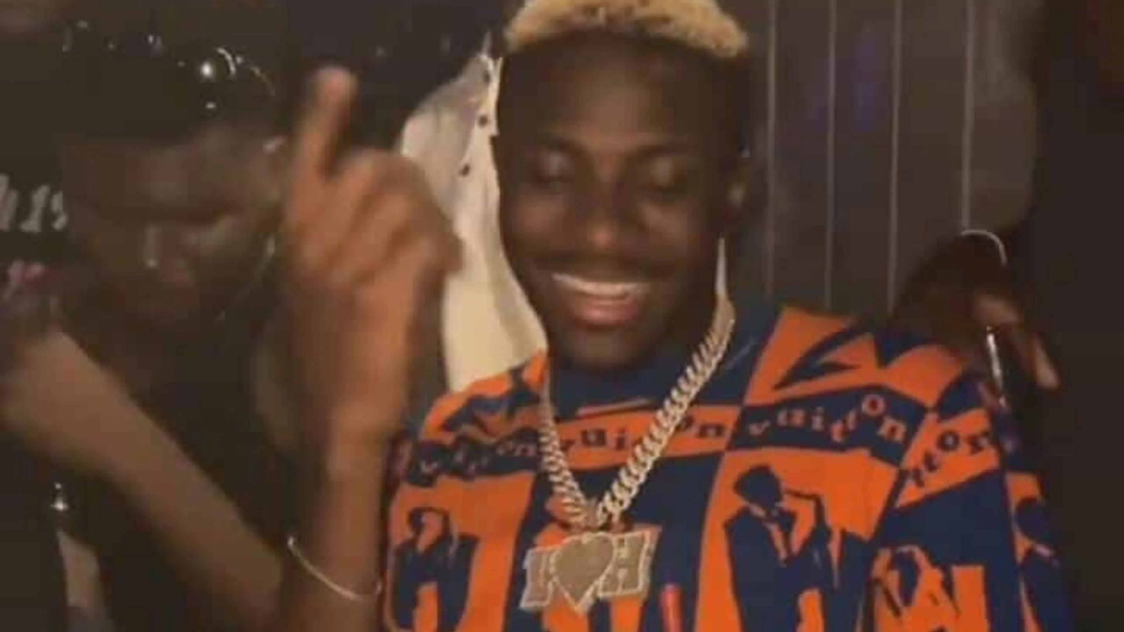 Copertina di Osimhen lancia banconote in discoteca nel giorno di permesso dal Napoli (VIDEO)