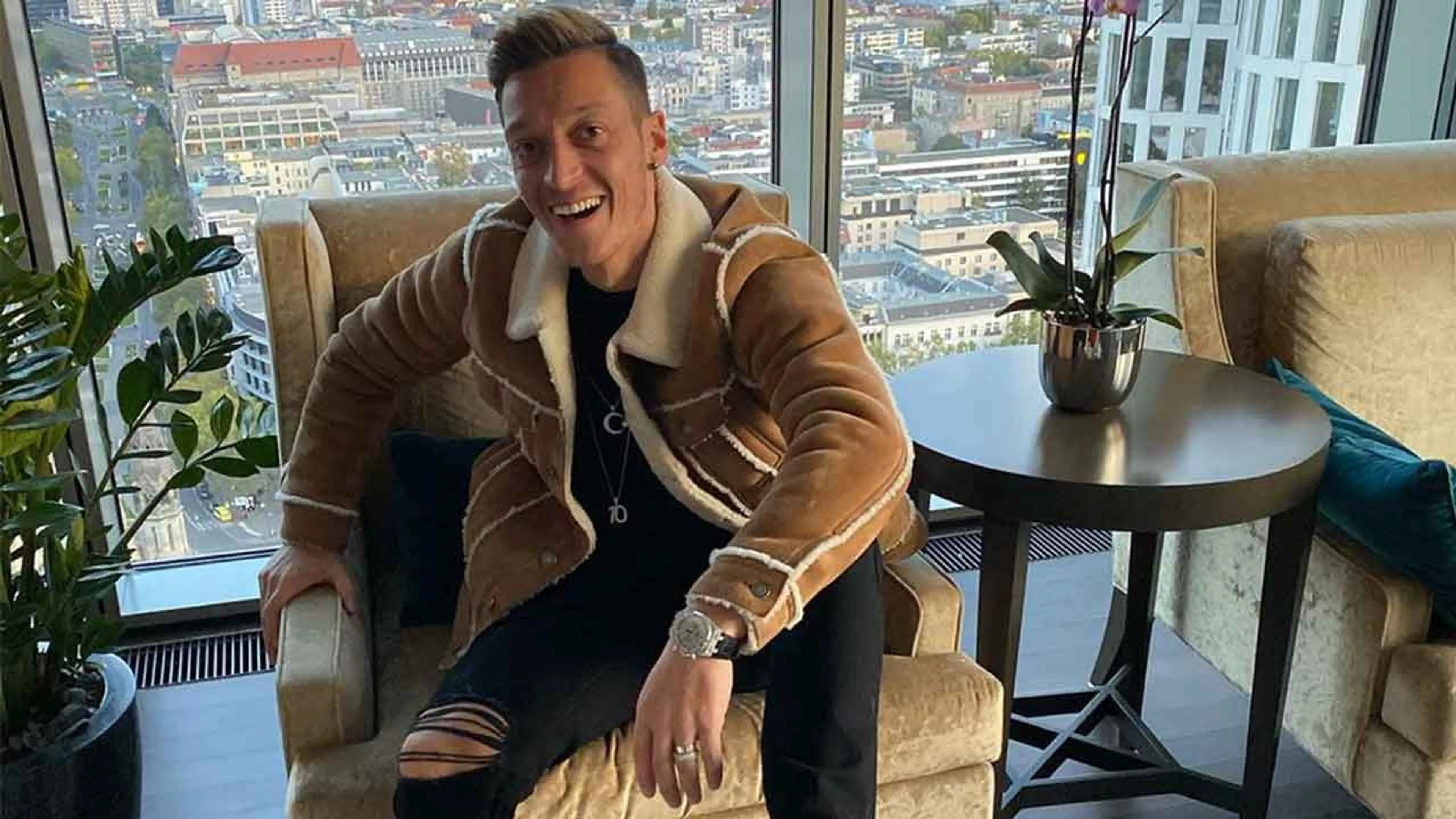 Copertina di Ozil a sorpresa: “Volevo lasciare il calcio per il ping pong”