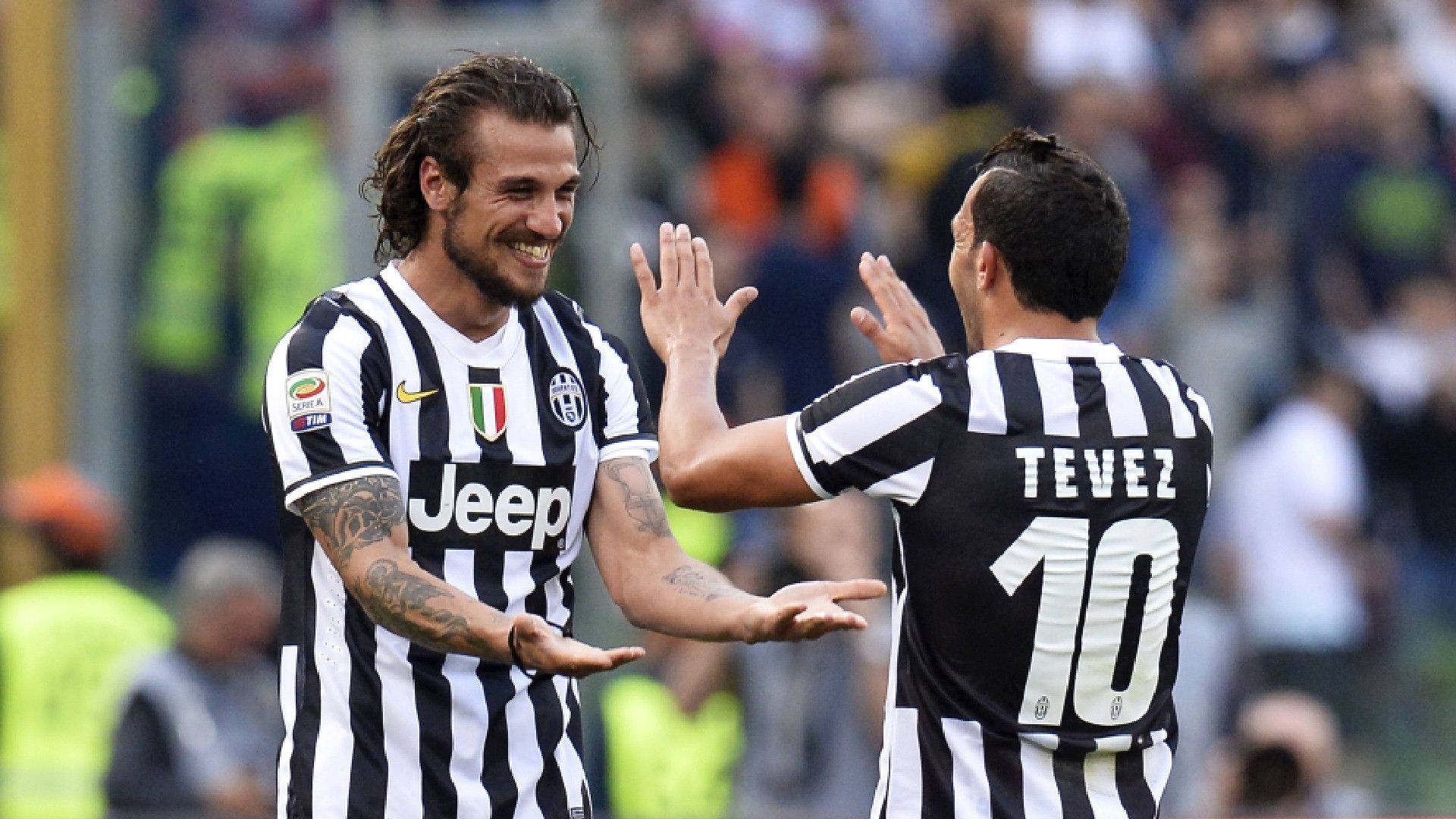 pablo-daniel-osvaldo-e-tevez-esultano-con-la-juve