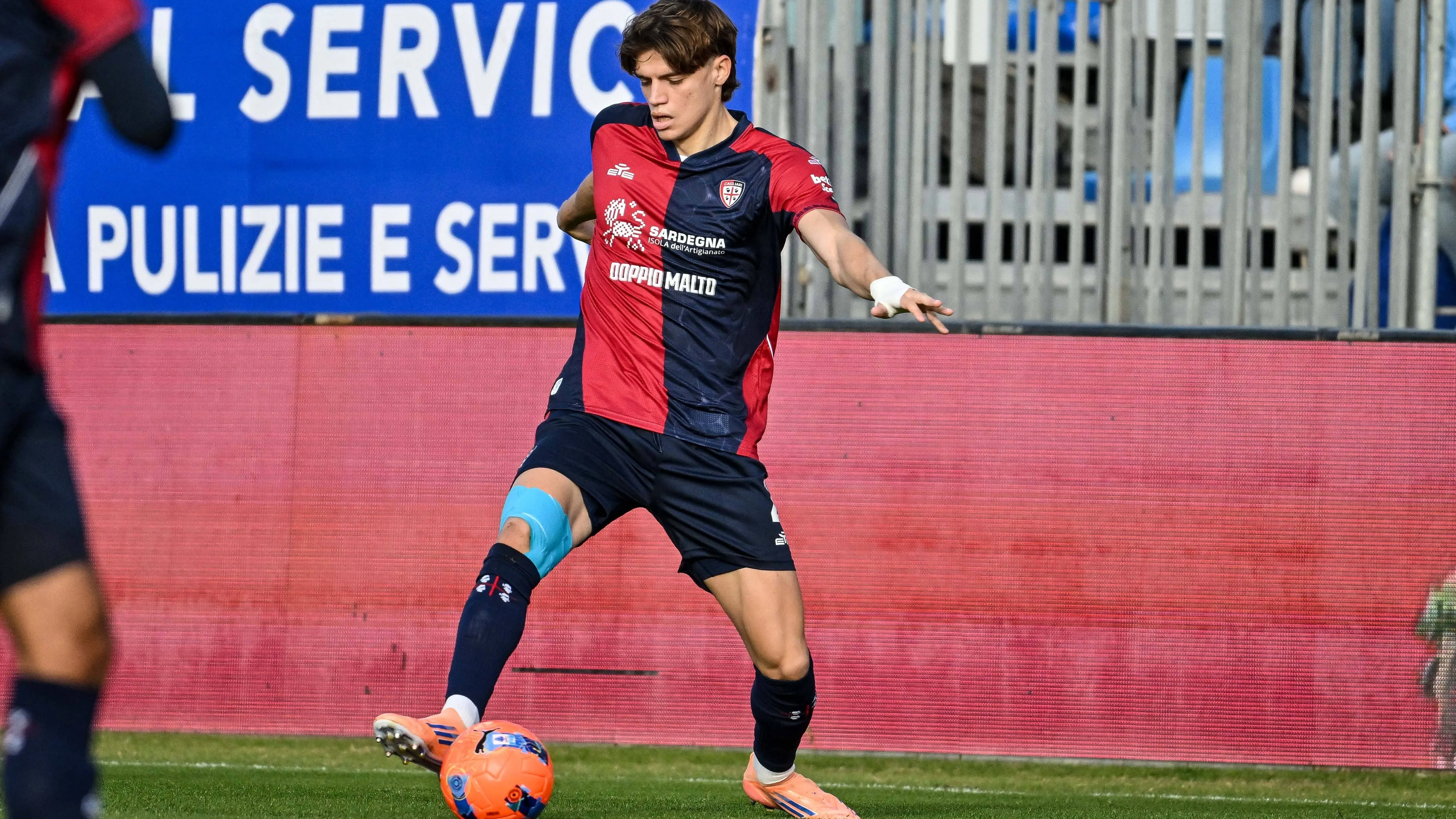 palestra con la maglia del cagliari