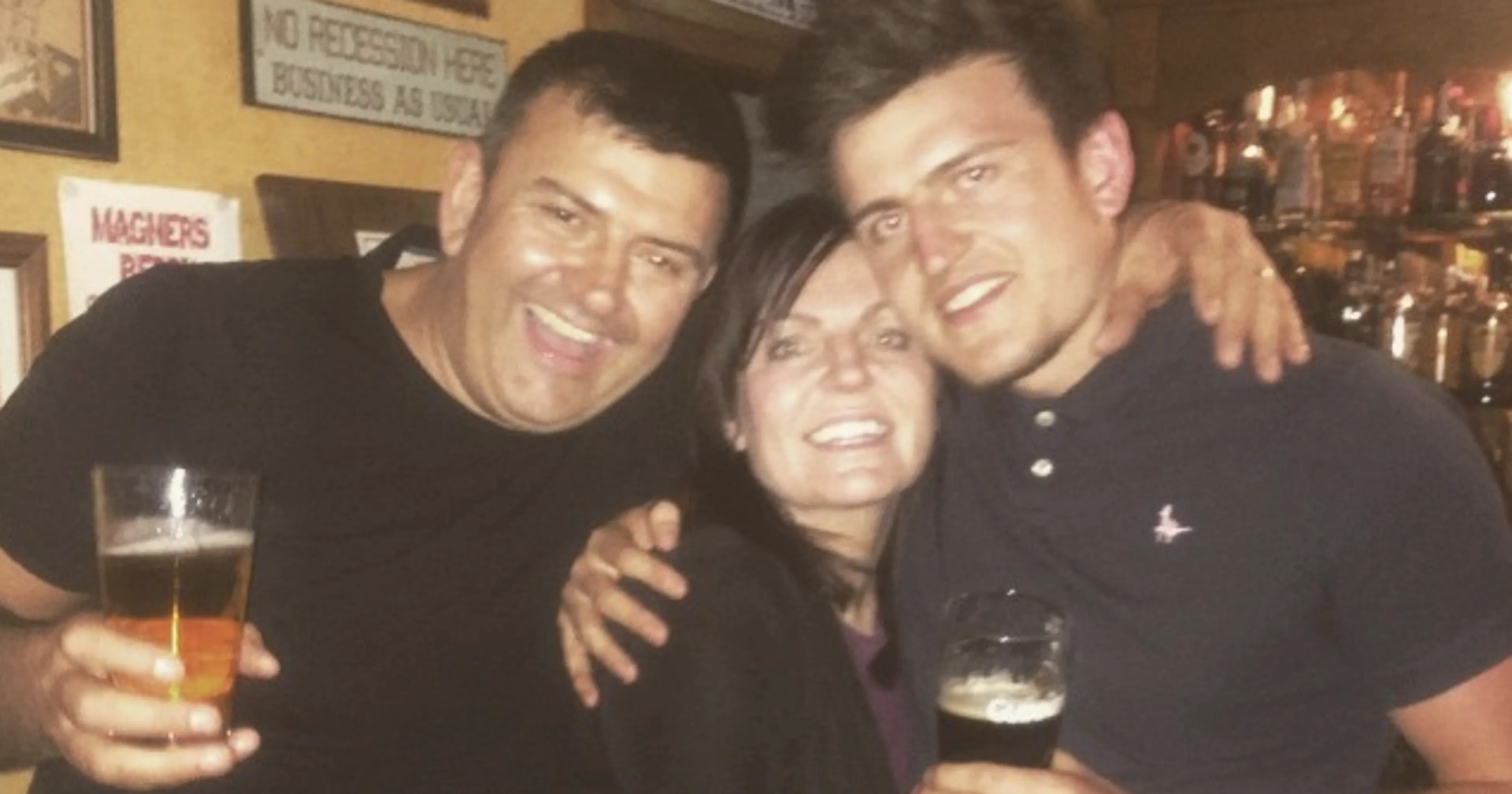 Copertina di Finale da incubo per papà Maguire, costole rotte dopo scontri a Wembley