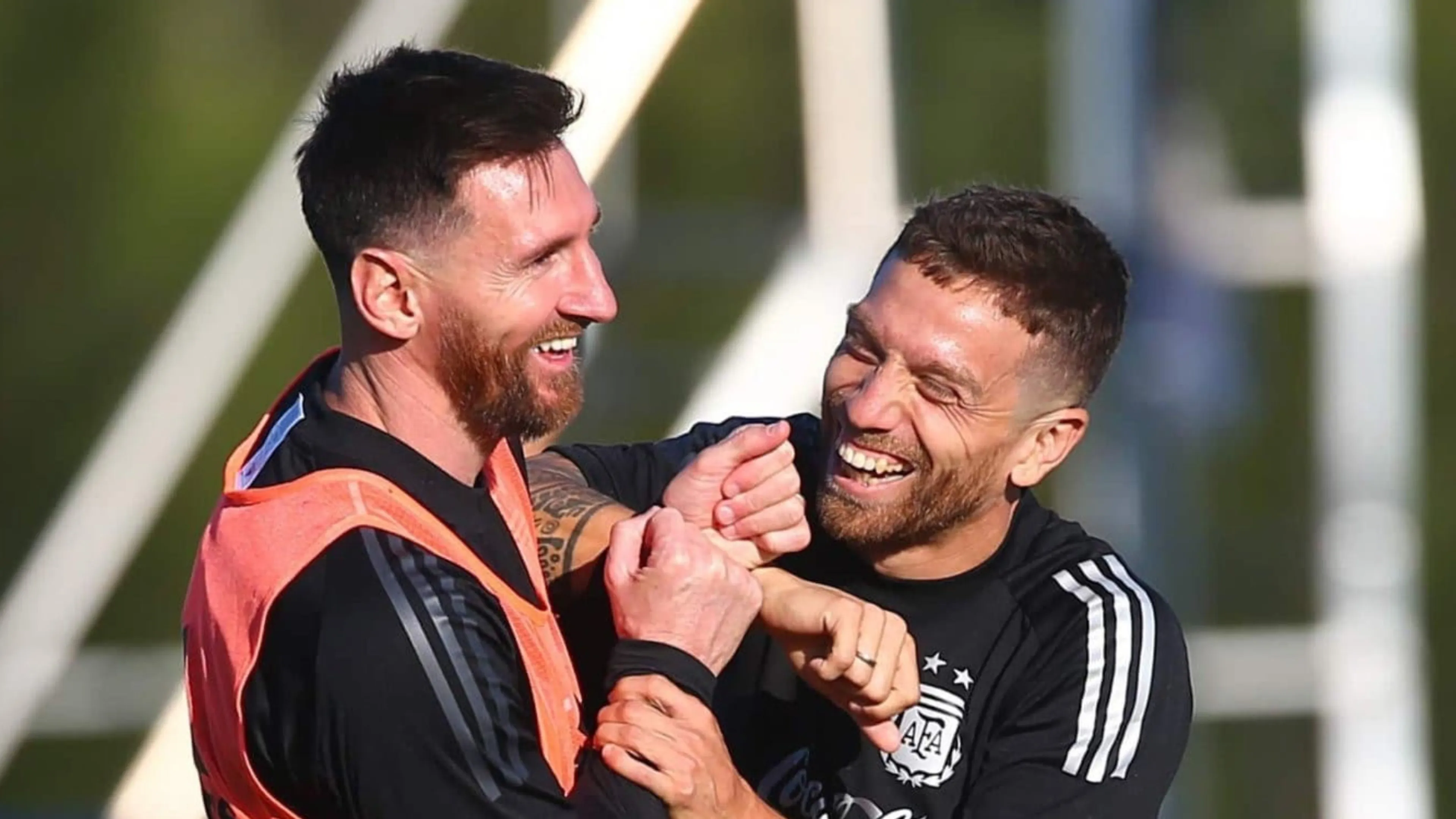 Copertina di Clamoroso retroscena sull'esclusione di Papu Gomez dall'Argentina. Una fonte: "Ha oltraggiato la moglie di Messi"!