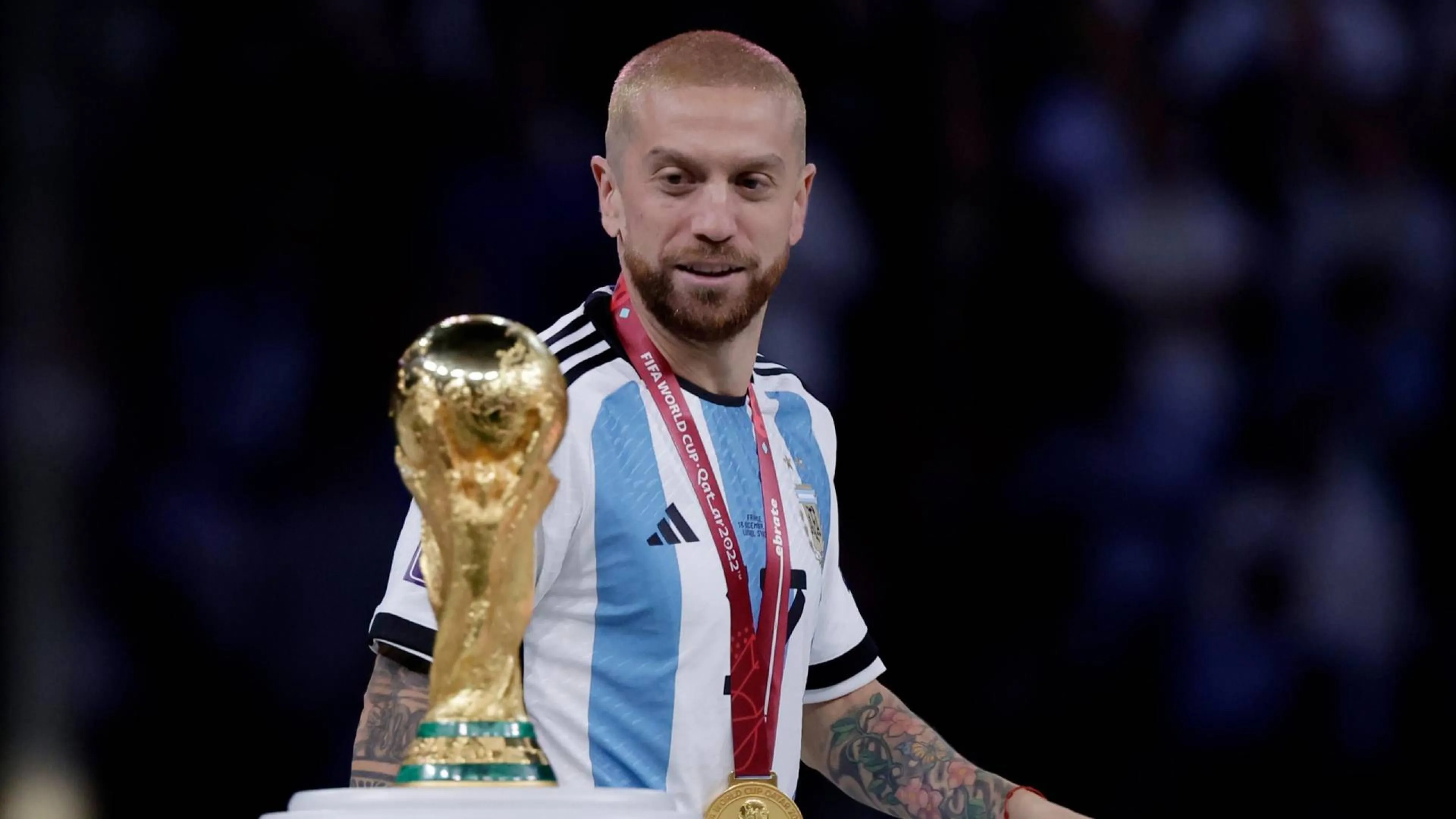 Copertina di Papu Gomez ricorda la vittoria al mondiale, ma il post social è un flop: solo un compagno mette il "like"