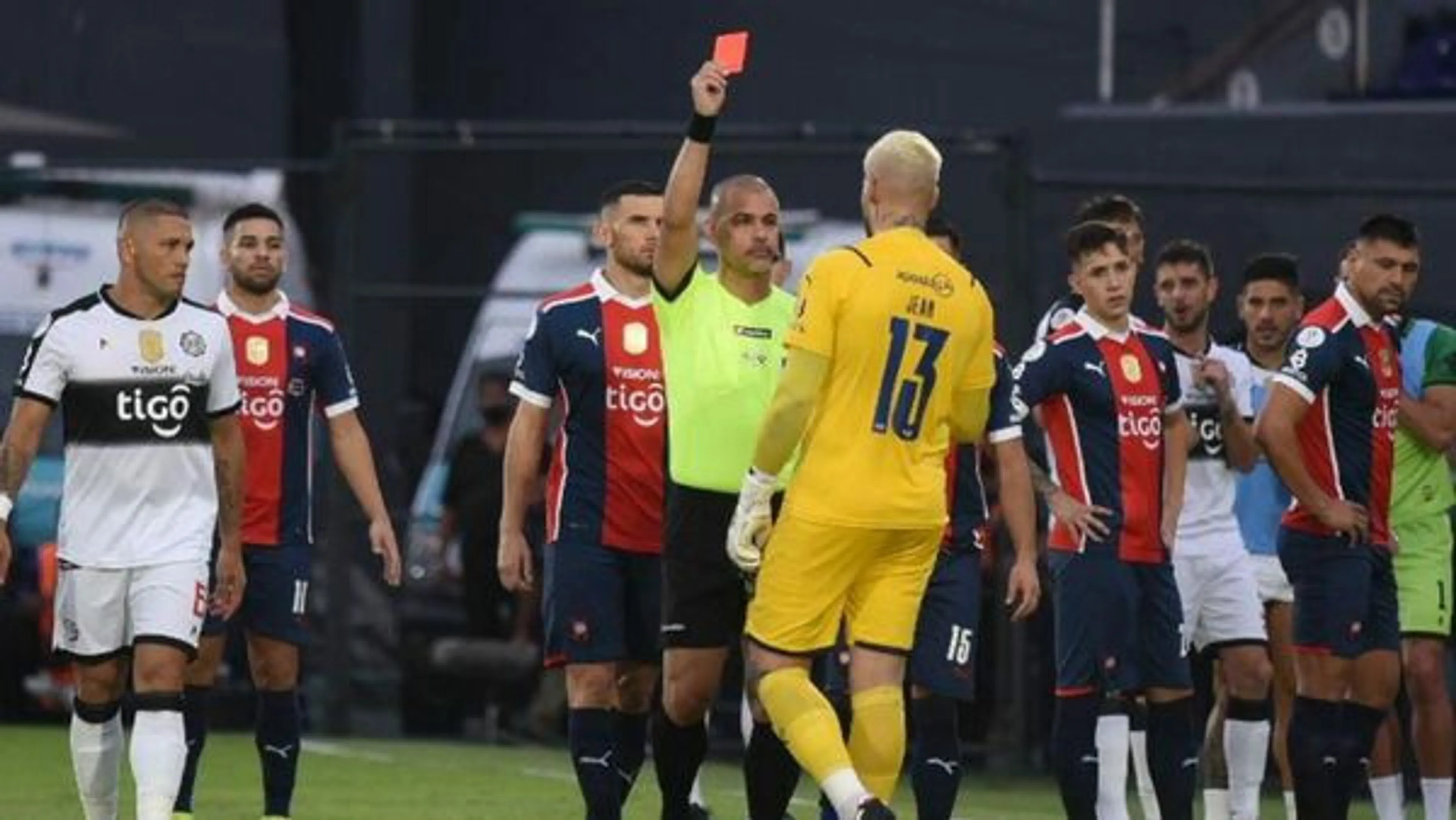 Copertina di Incredibile in Paraguay, portiere espulso dal VAR prima dell’inizio della partita