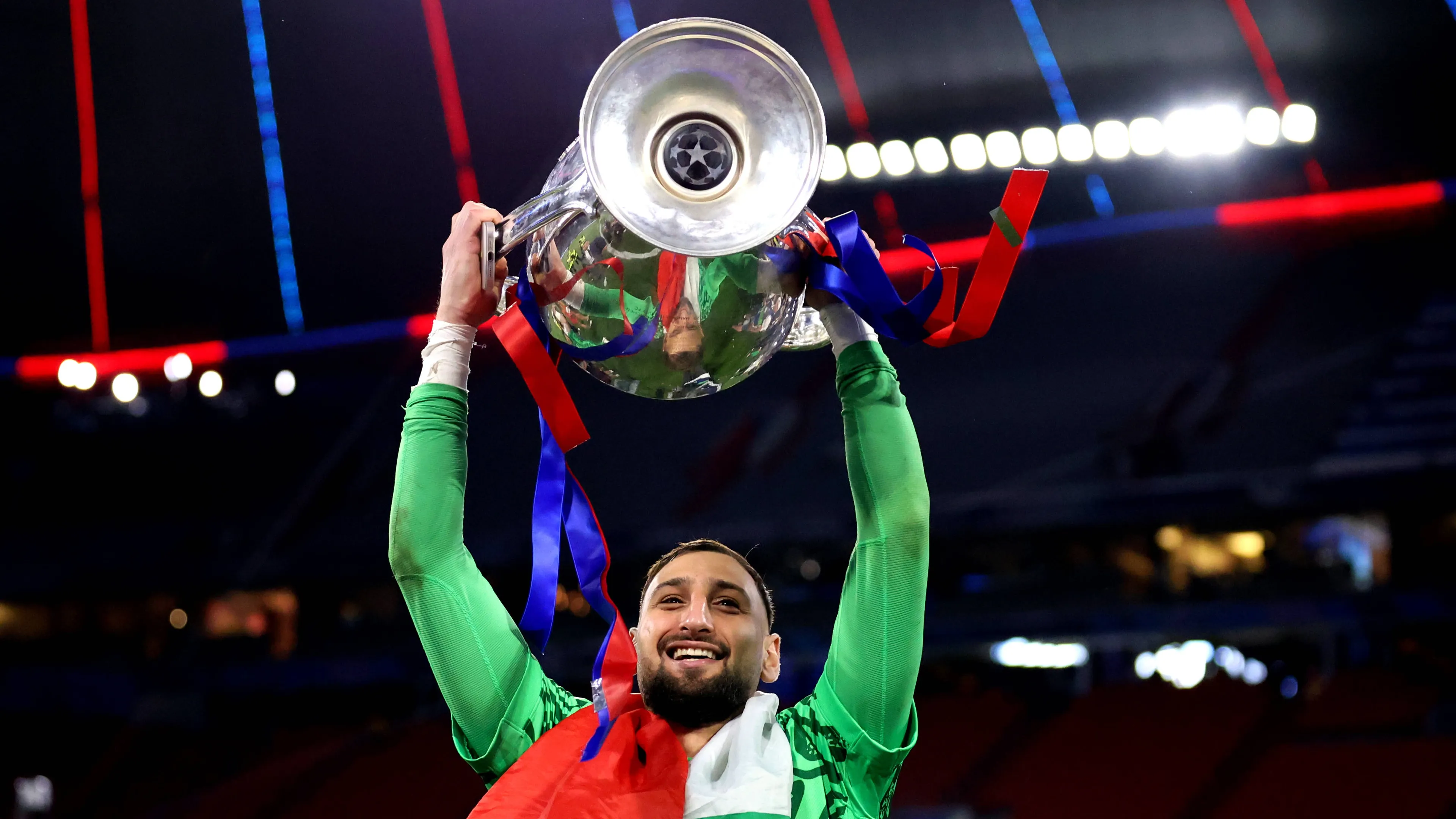 Donnarumma che alza la Champions League