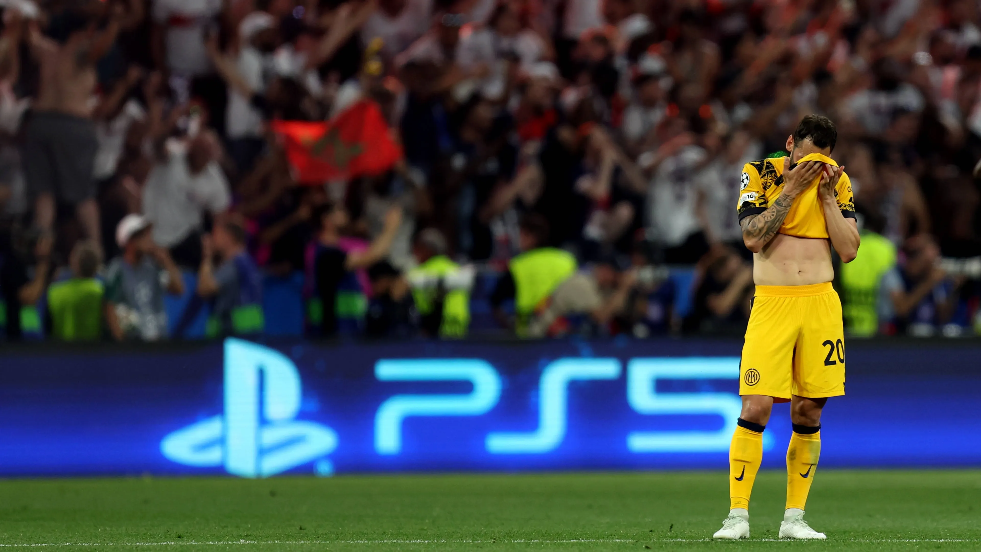 Hakan Calhanoglu in maglia Inter