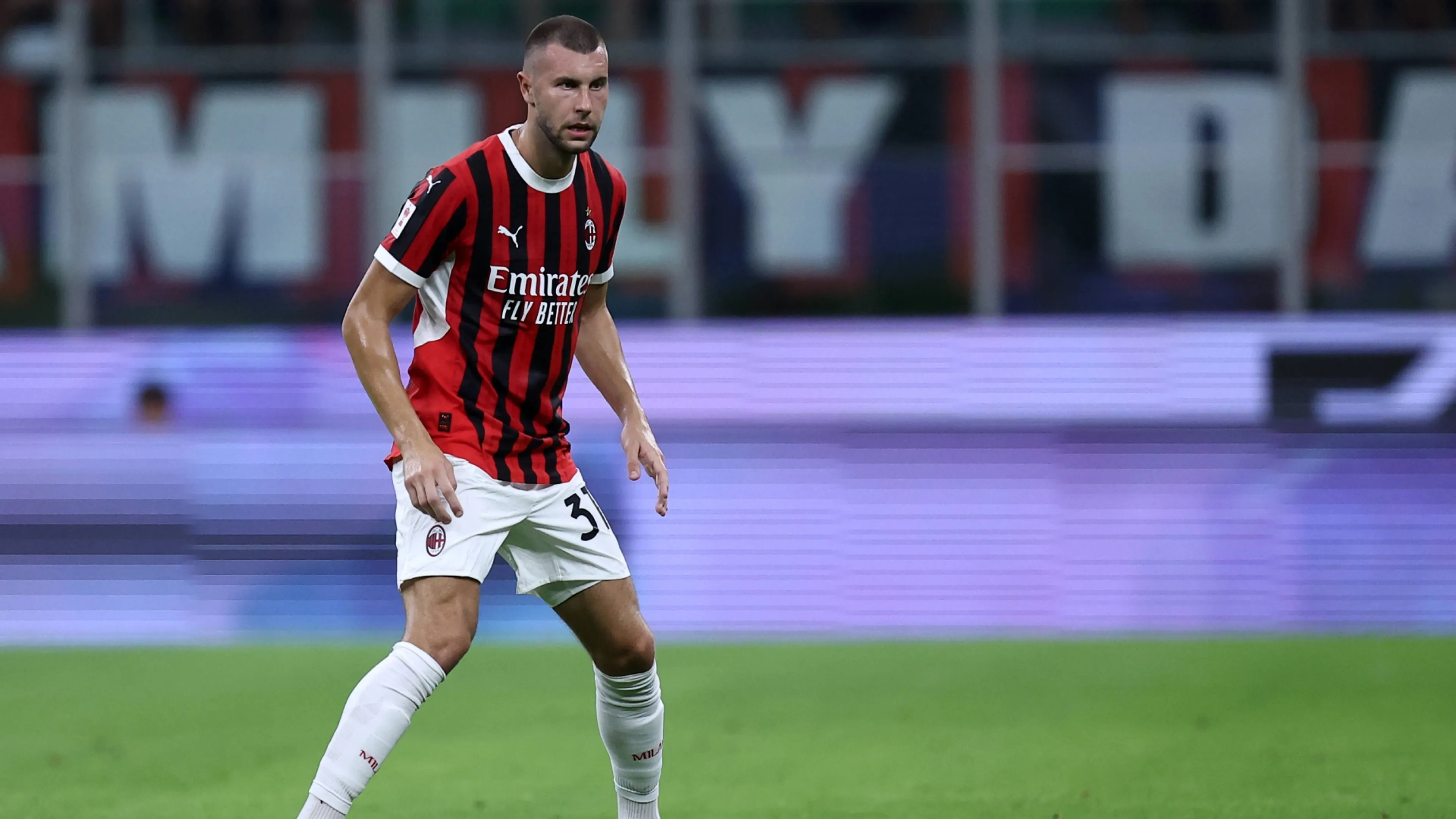 Copertina di Il caso Pavlovic, arrivato come top al Milan, ora siede in panca. Bocciato?