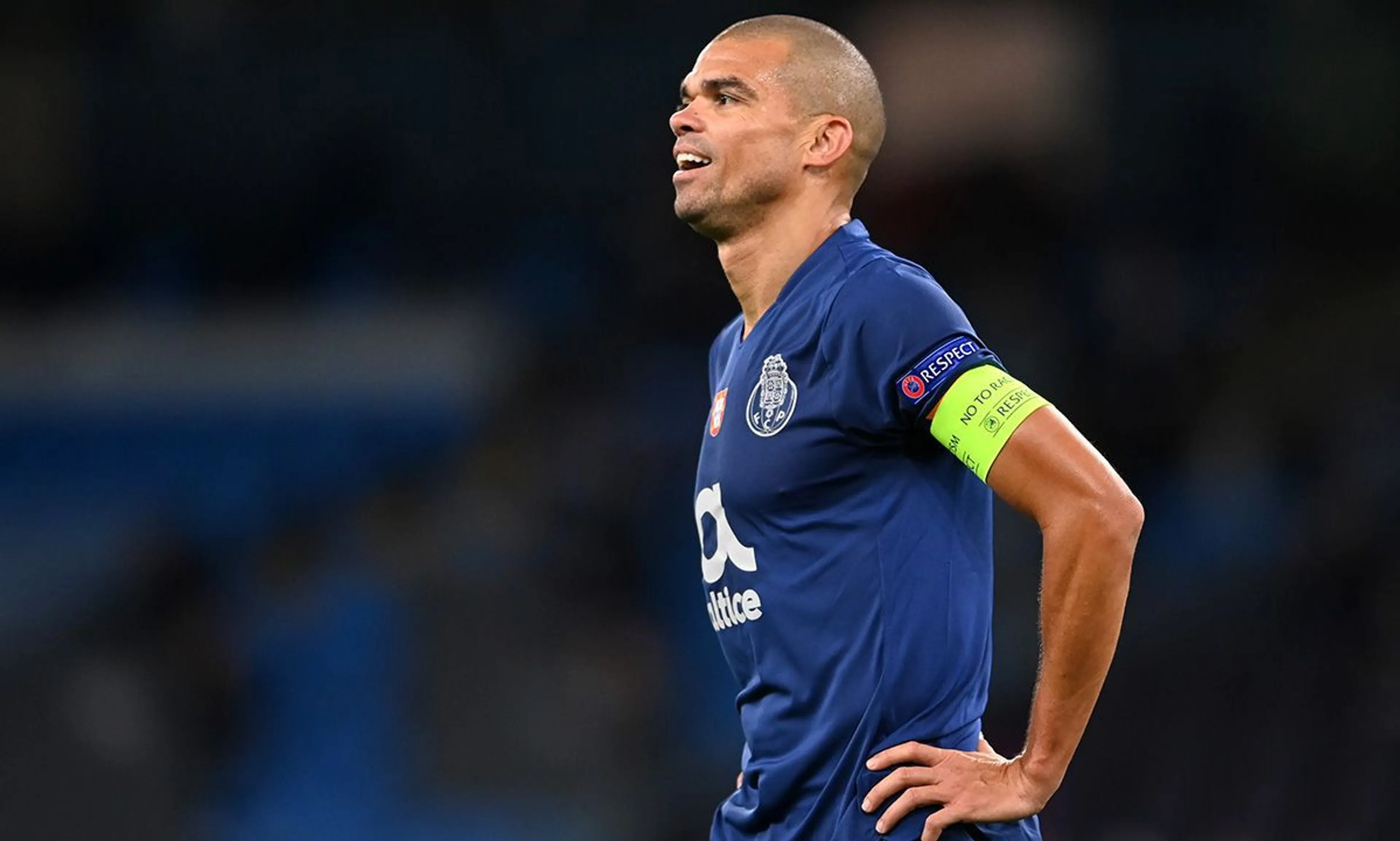 Copertina di Pepe, in panchina perché infortunato ma si fa ammonire. Lo Sporting accusa: “L’ha fatto apposta”