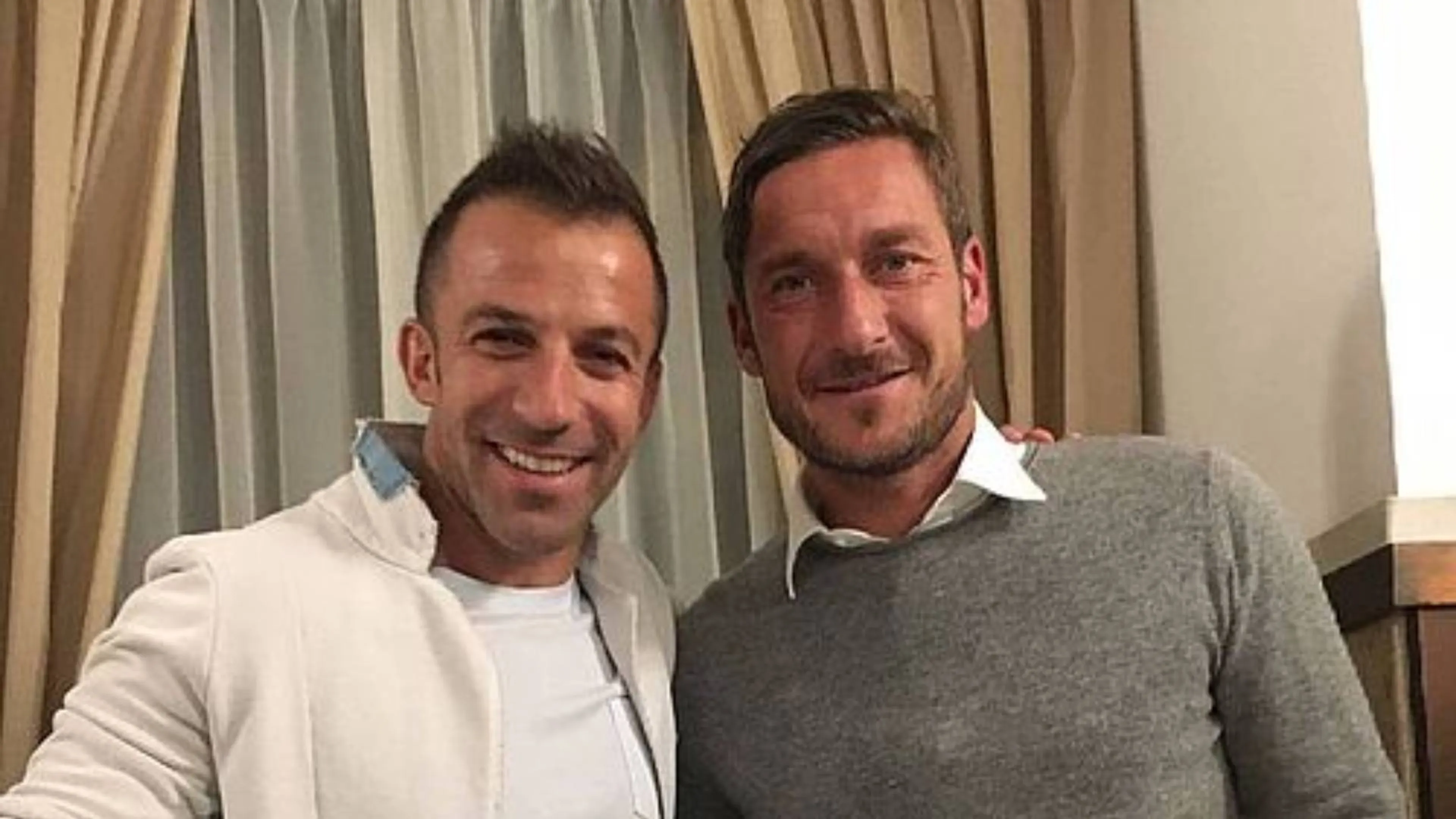 Copertina di Caressa asfalta tre leggende milaniste: "I fenomeni sono Del Piero e Totti, non loro"