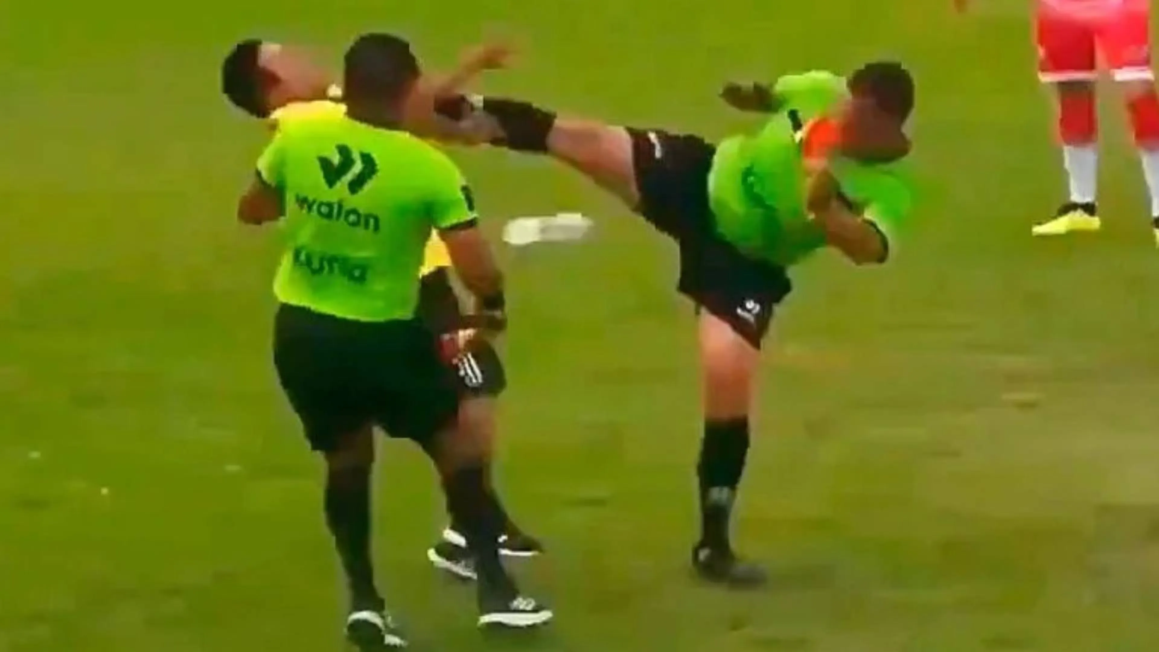 Copertina di Perù, gesto shock dell'arbitro: calcio in faccia a un componente della panchina (VIDEO)