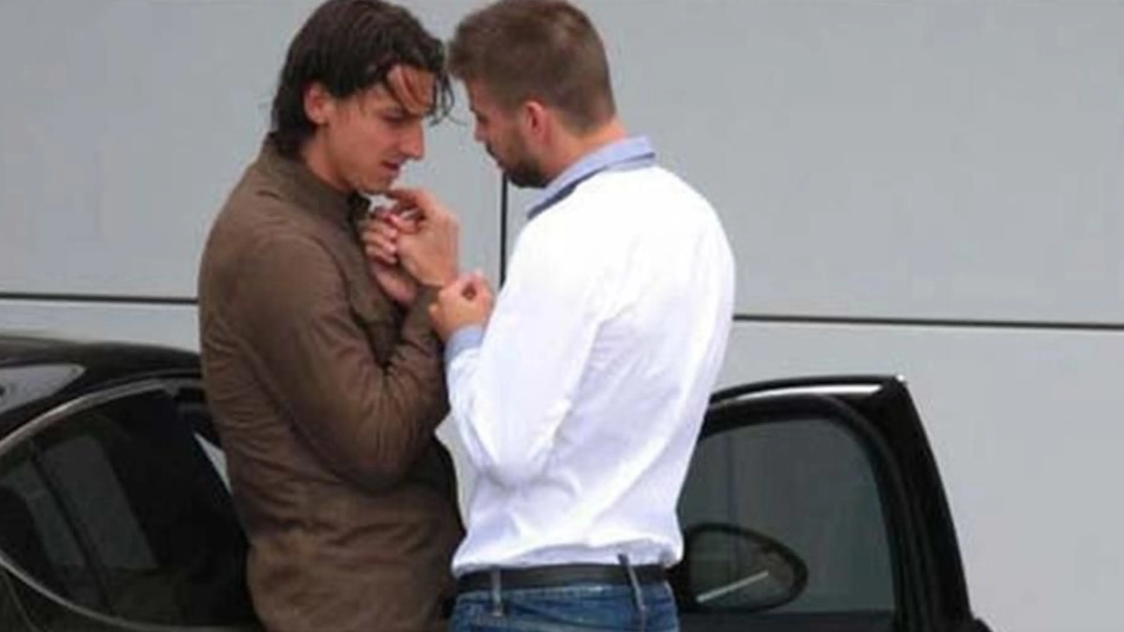 Copertina di Piqué torna sulla foto con Ibrahimovic: “Avrei potuto baciarlo ma non lì”