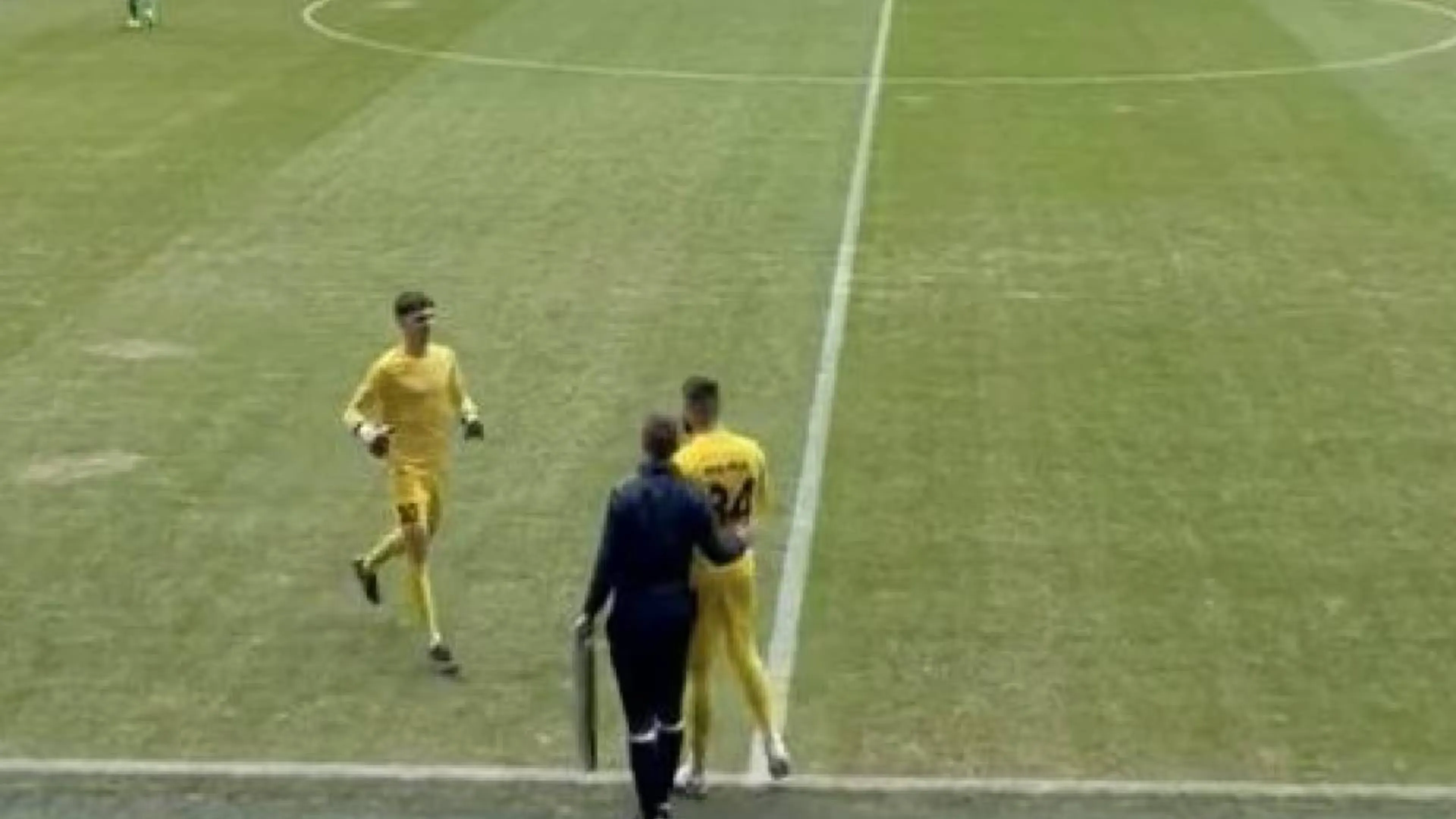 Portiere sostituito dopo 20 secondi: strategia surreale (VIDEO)