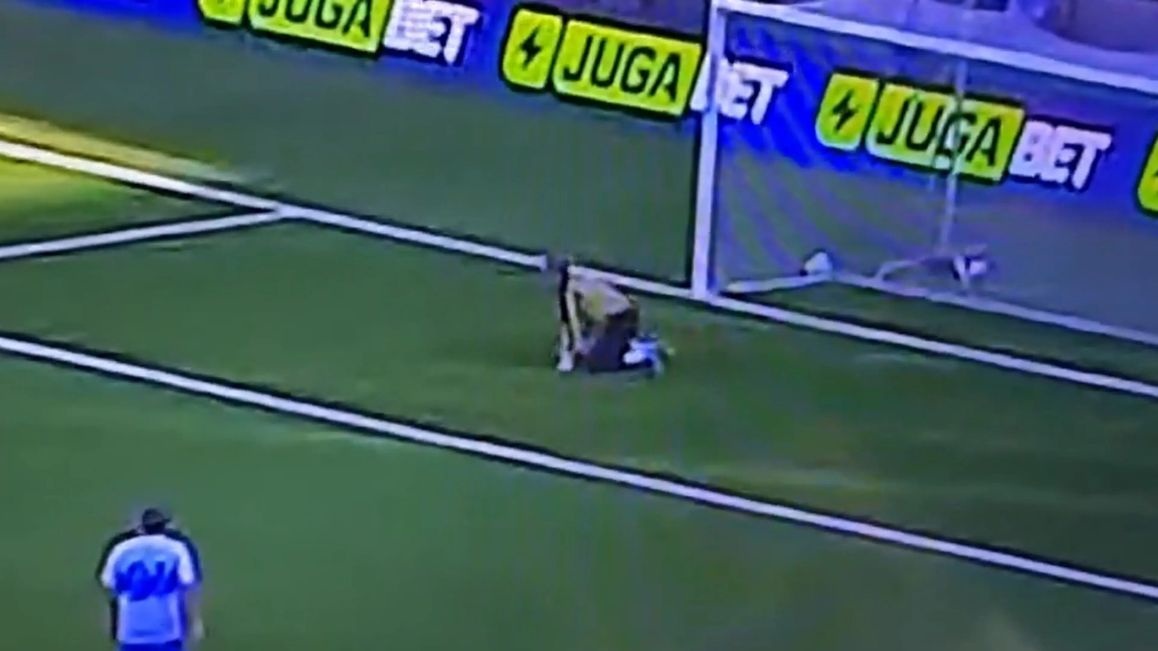 Cile, attimi di paura in campo: portiere colpito da un infarto durante un match celebrativo (VIDEO)