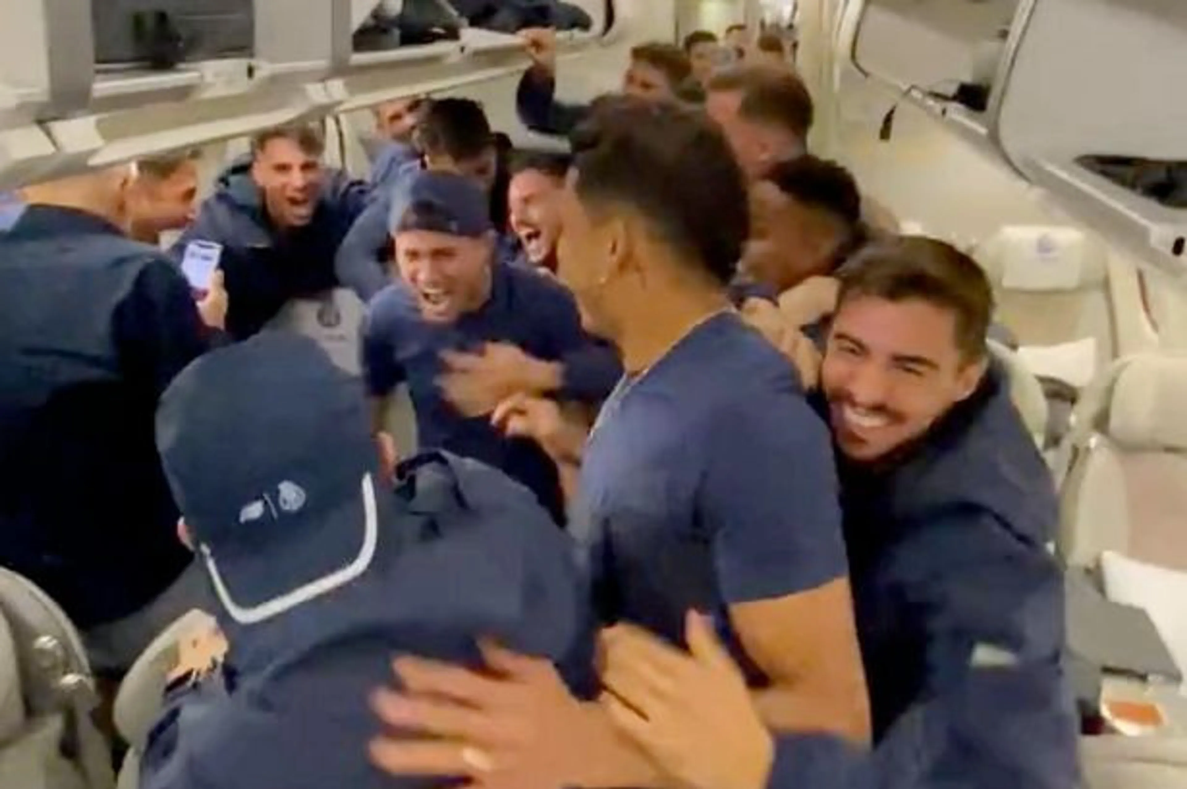 Copertina di Porto, la qualificazione arriva durante il volo di rientro in patria: festa in aereo (VIDEO)