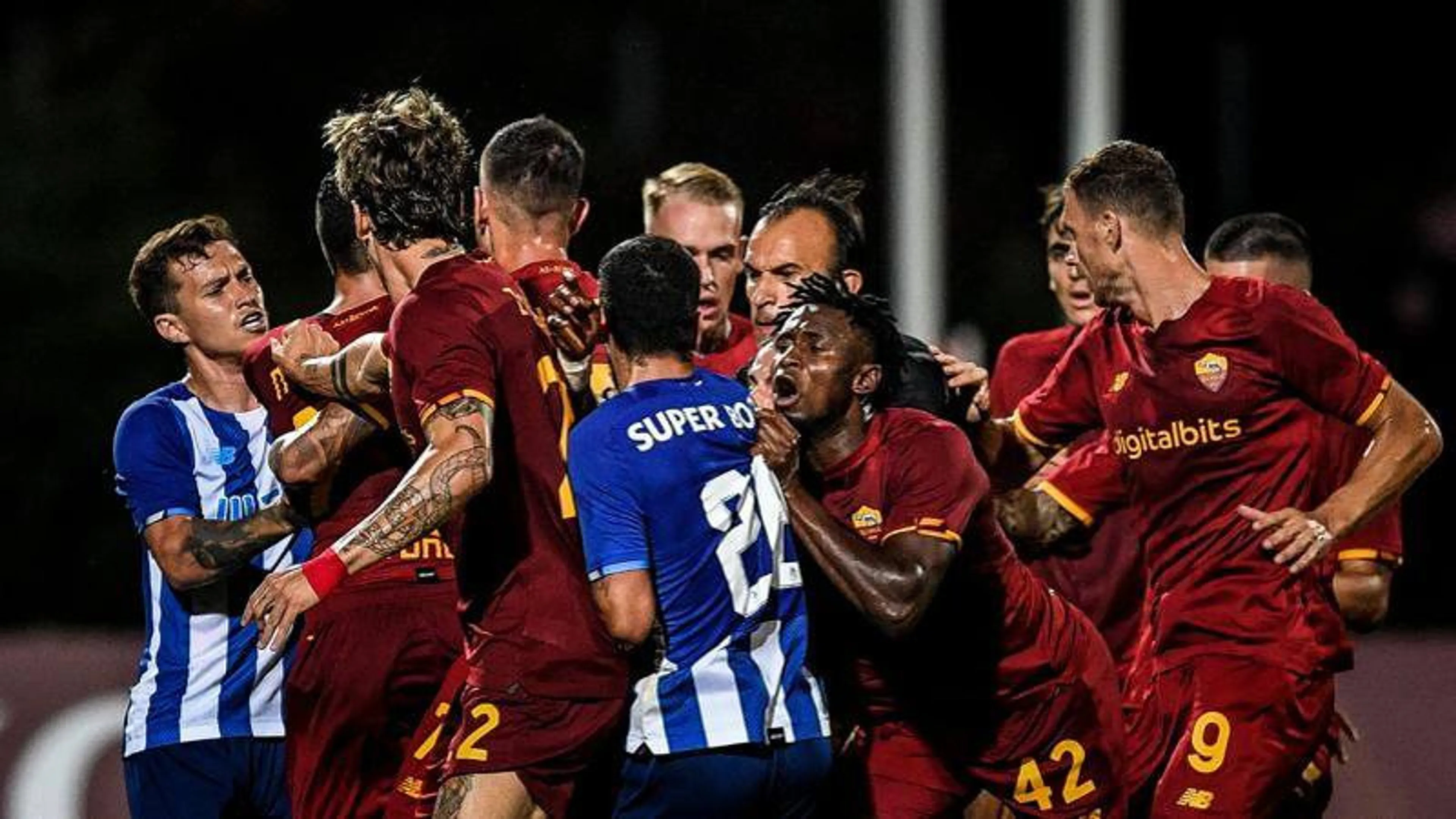 Copertina di Porto-Roma poco amichevole, maxi rissa in campo dopo fallo di Pepe