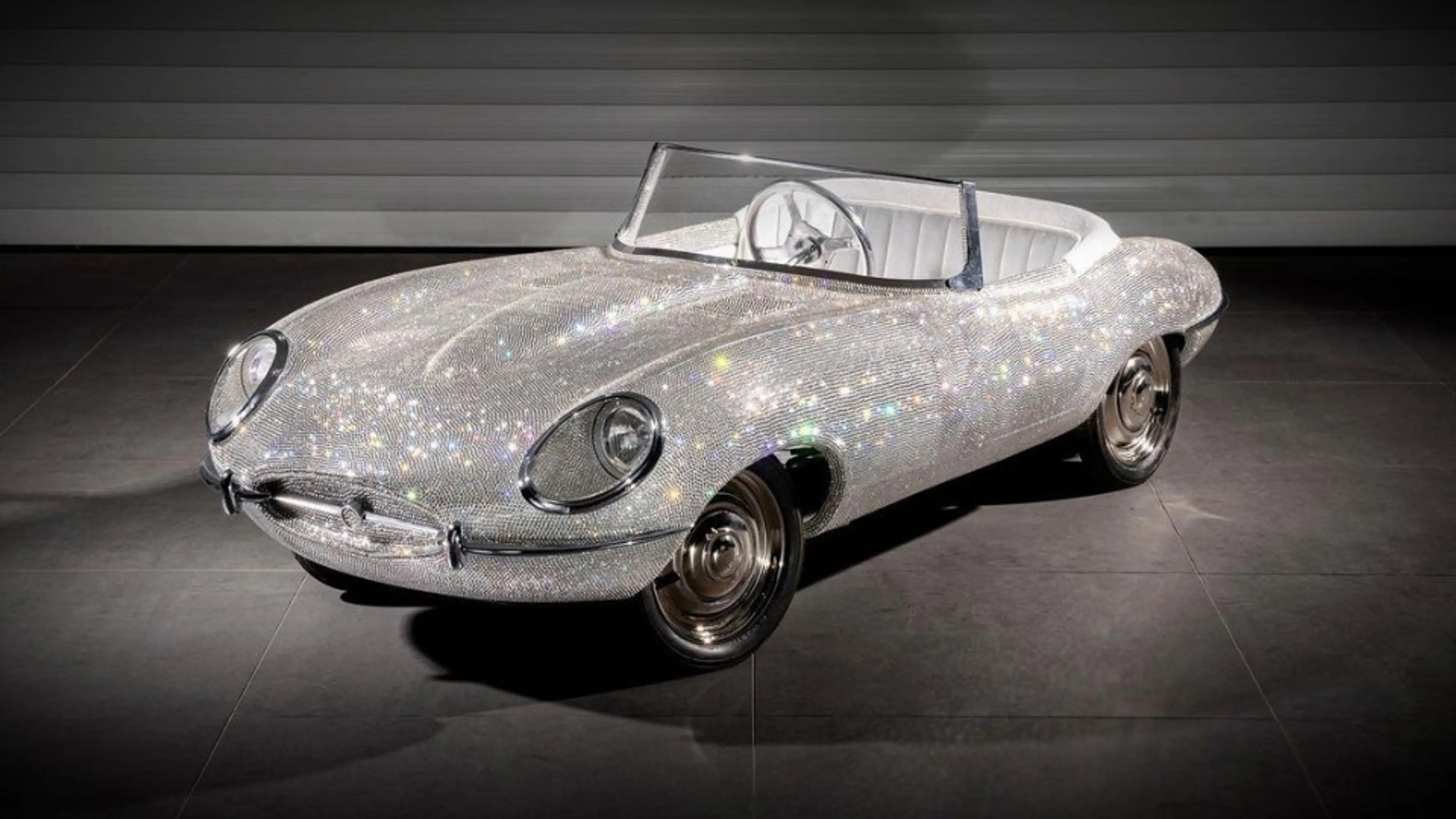 Copertina di L’ultima follia dei giocatori di Premier: 50mila euro per comprare macchinine tempestate di cristalli ai figli