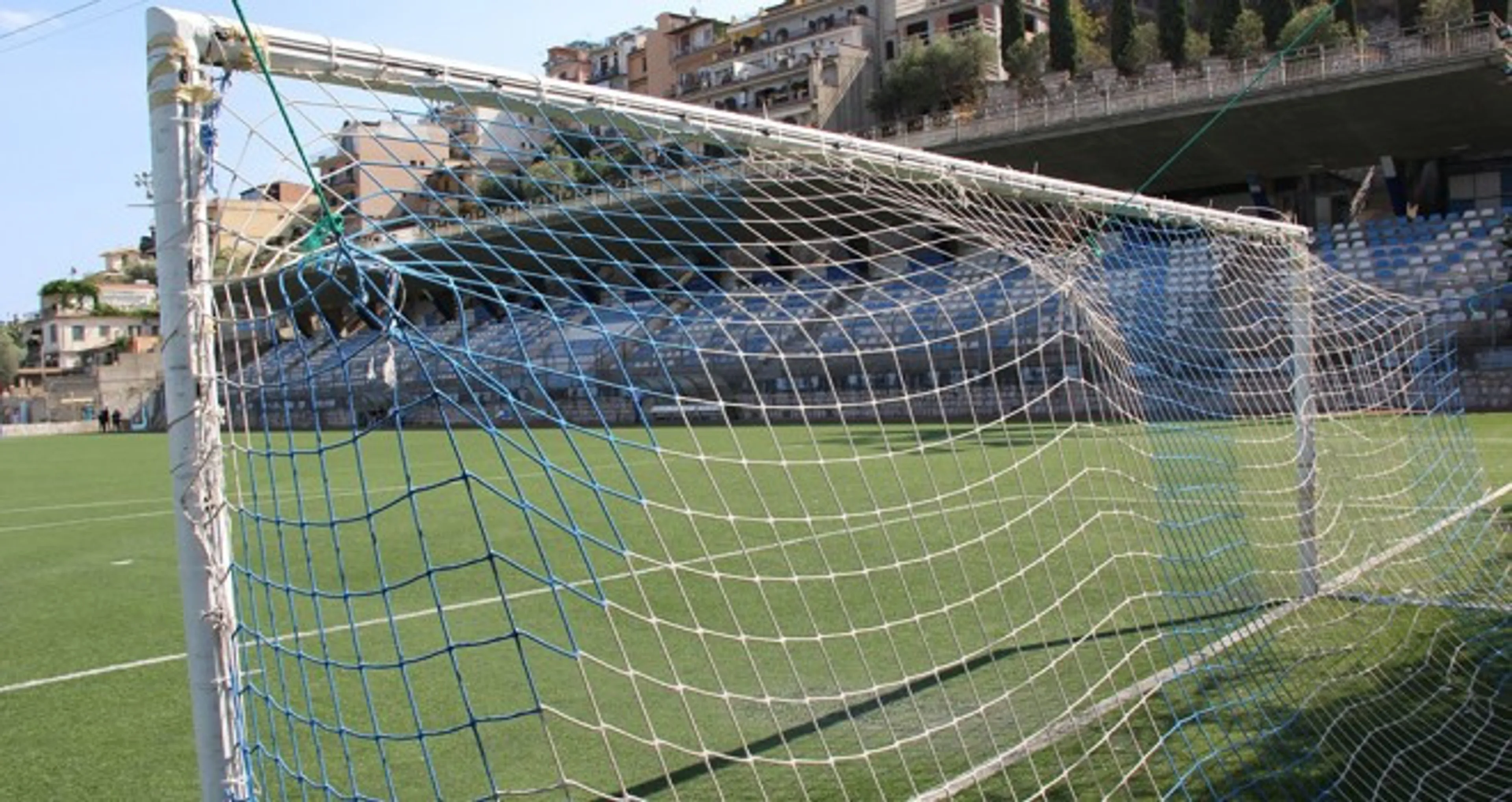 Copertina di Prima Categoria veneta: Urina a bordocampo. Espulso