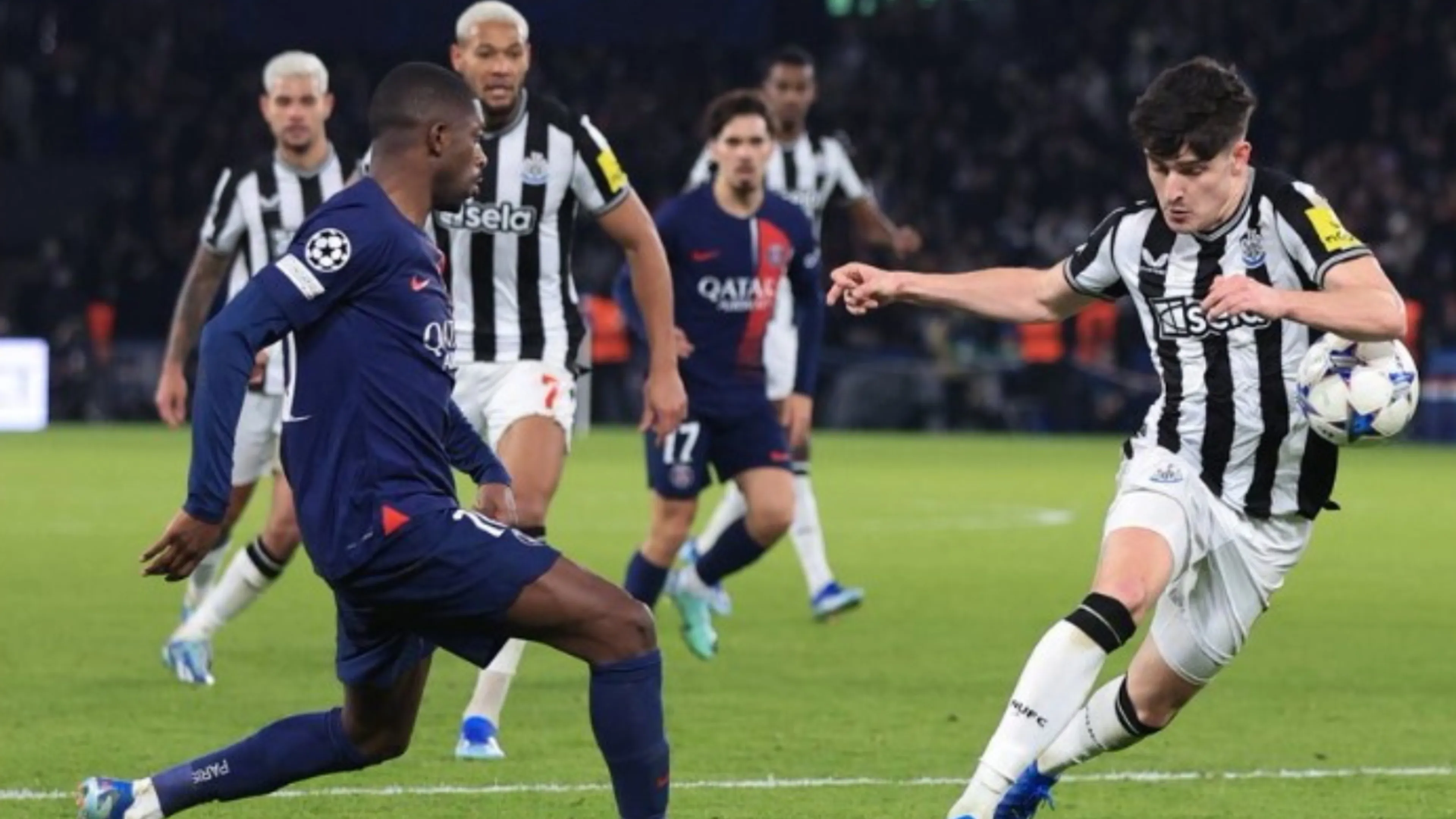 Copertina di Il PSG pareggia con un rigore dubbio al 98': l'UEFA rimuove l'addetto al Var