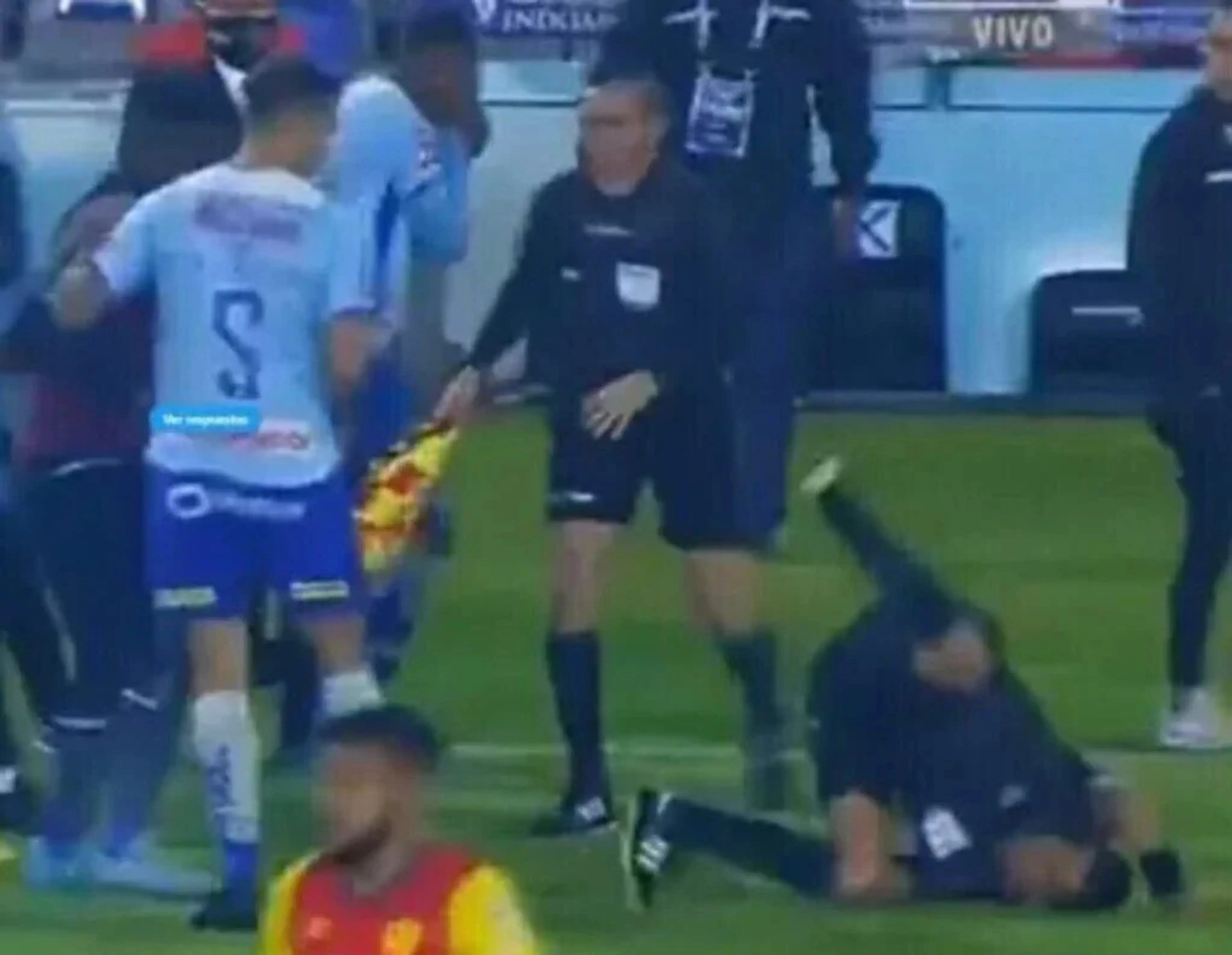 Copertina di Ecuador, arbitro concede un rigore e si prende un pugno in faccia (VIDEO)