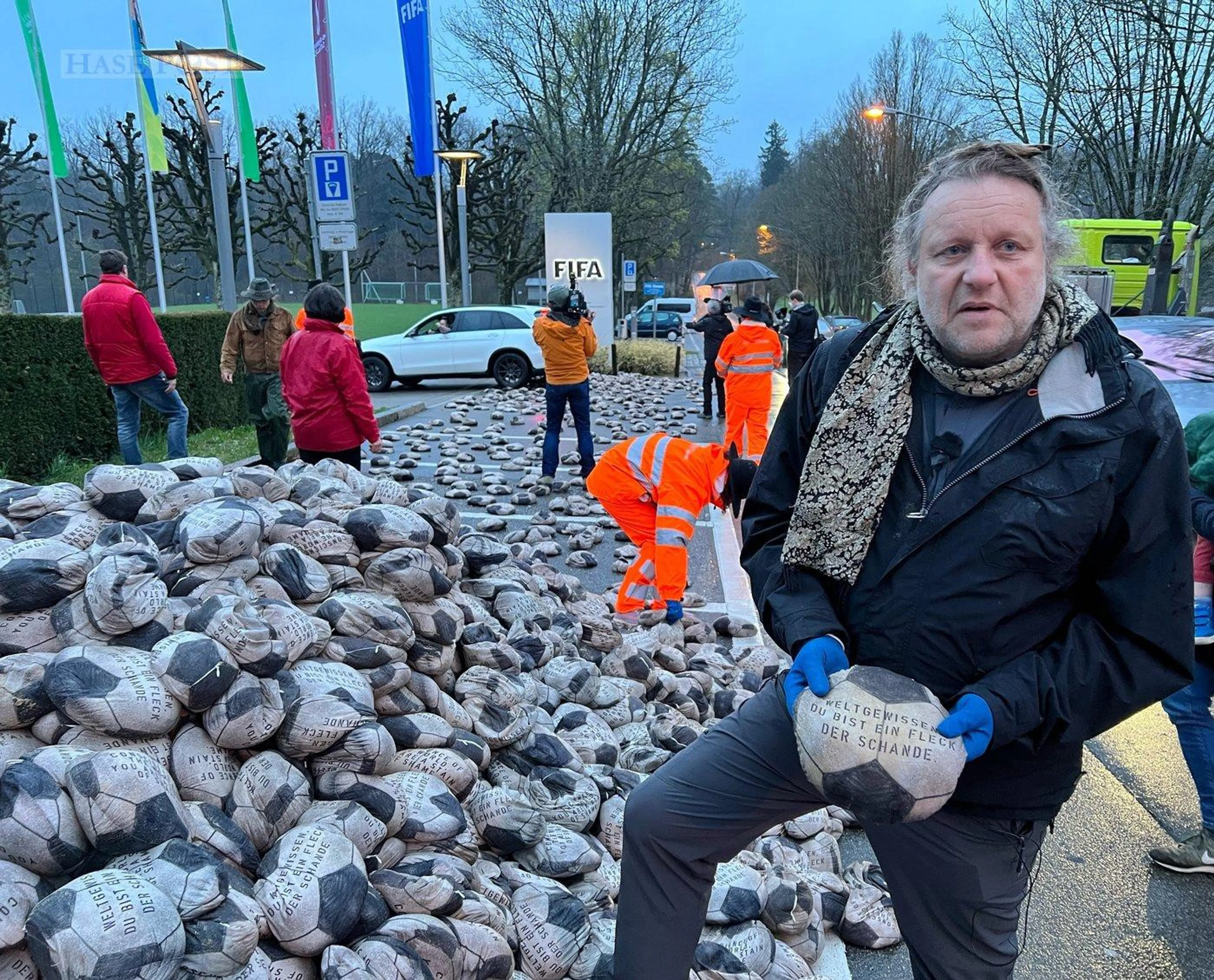 Copertina di Lavoratori morti in Qatar, la protesta dell’artista Trieb: 6500 palloni sgonfi davanti a sede FIFA