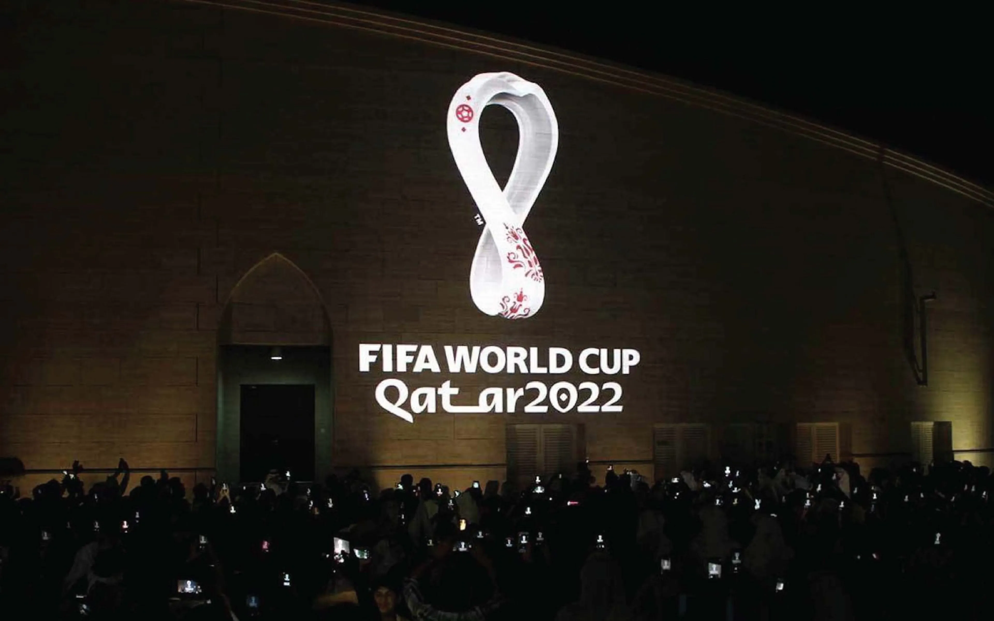 Copertina di Qatar 2022, organizzatori: “Omosessuali? I benvenuti, ma evitino manifestazioni d’affetto in pubblico”