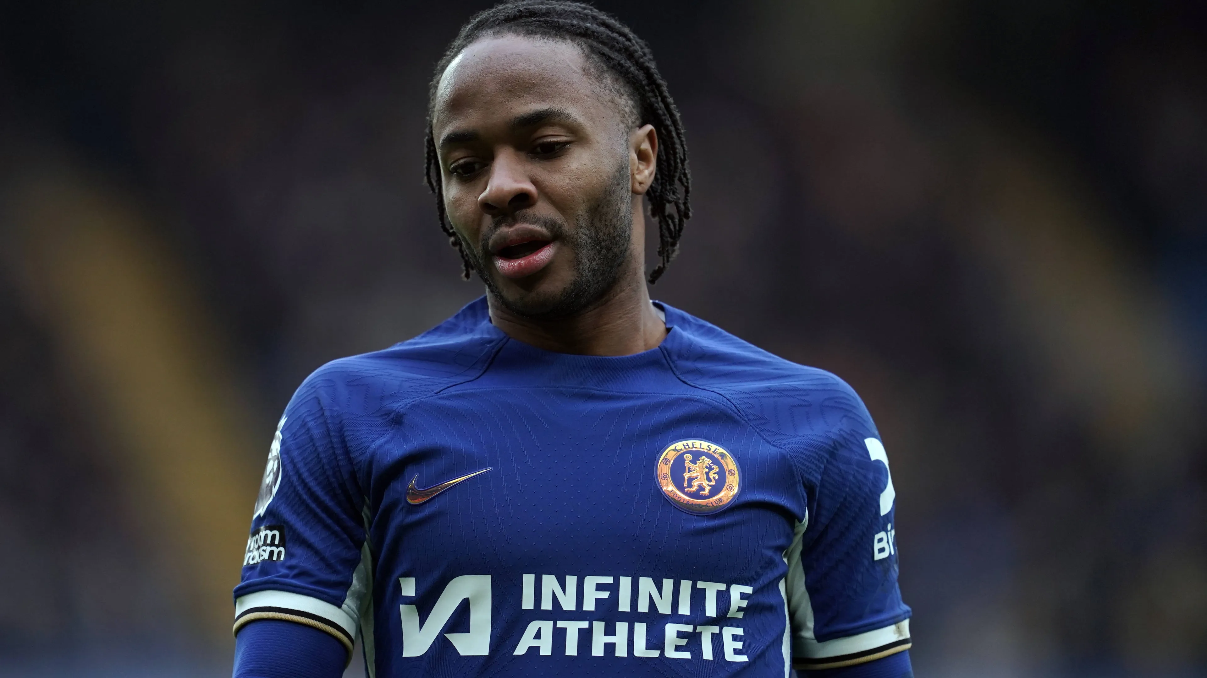 Clamoroso Sterling: non può cambiarsi nello spogliatoio del Chelsea e non può mangiare con la squadra
