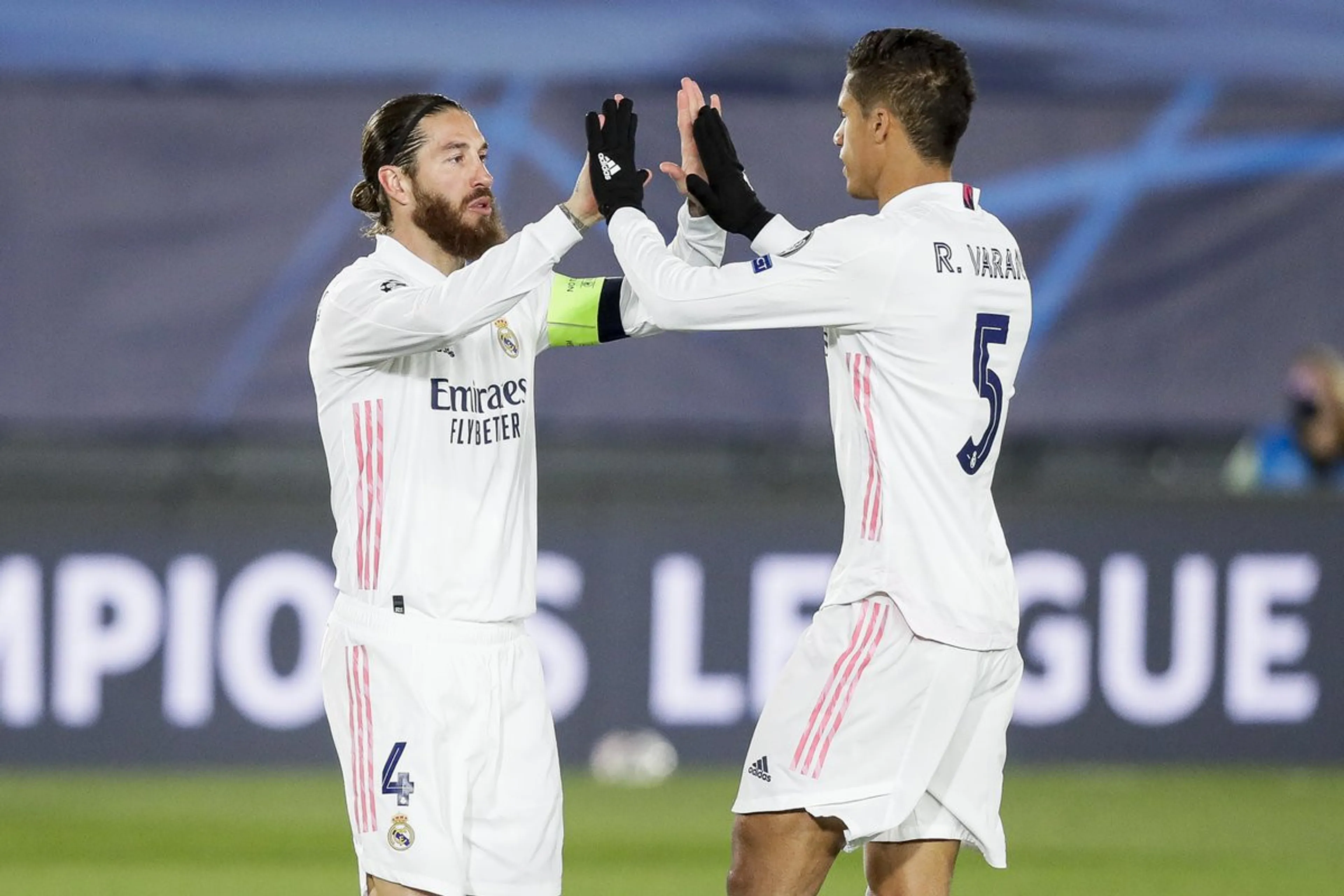 Copertina di Si sfalda il “muro” Real: Sergio Ramos manda un messaggio a Varane