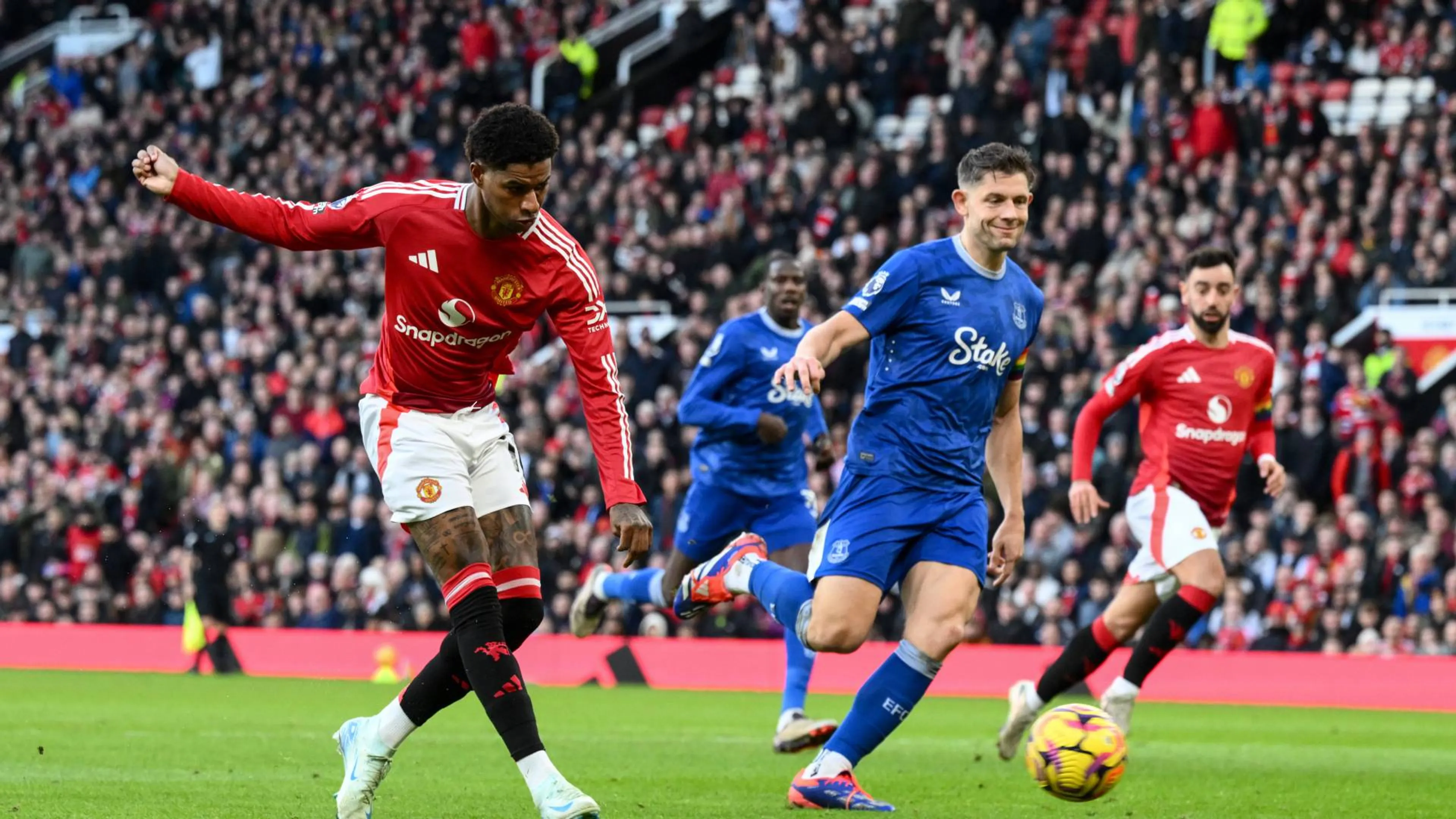 Copertina di Rashford segna ma i tifosi acclamano la fidanzata: "È merito suo" (FOTO)