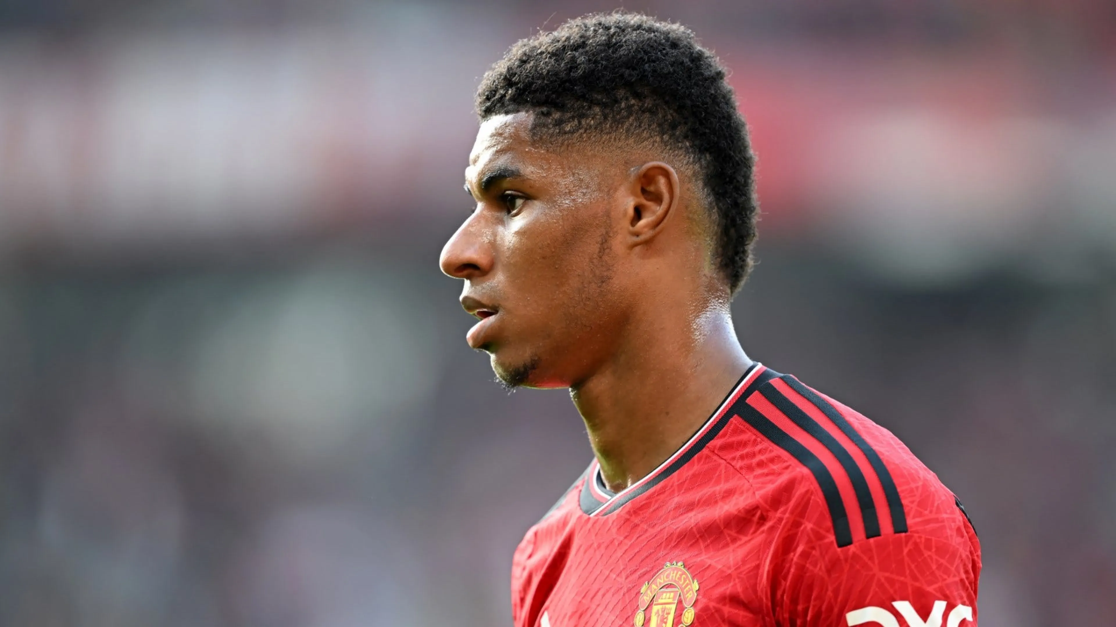 Copertina di Man Utd nel caos, dopo il derby perso Rashford fa festa: Ten Hag furioso