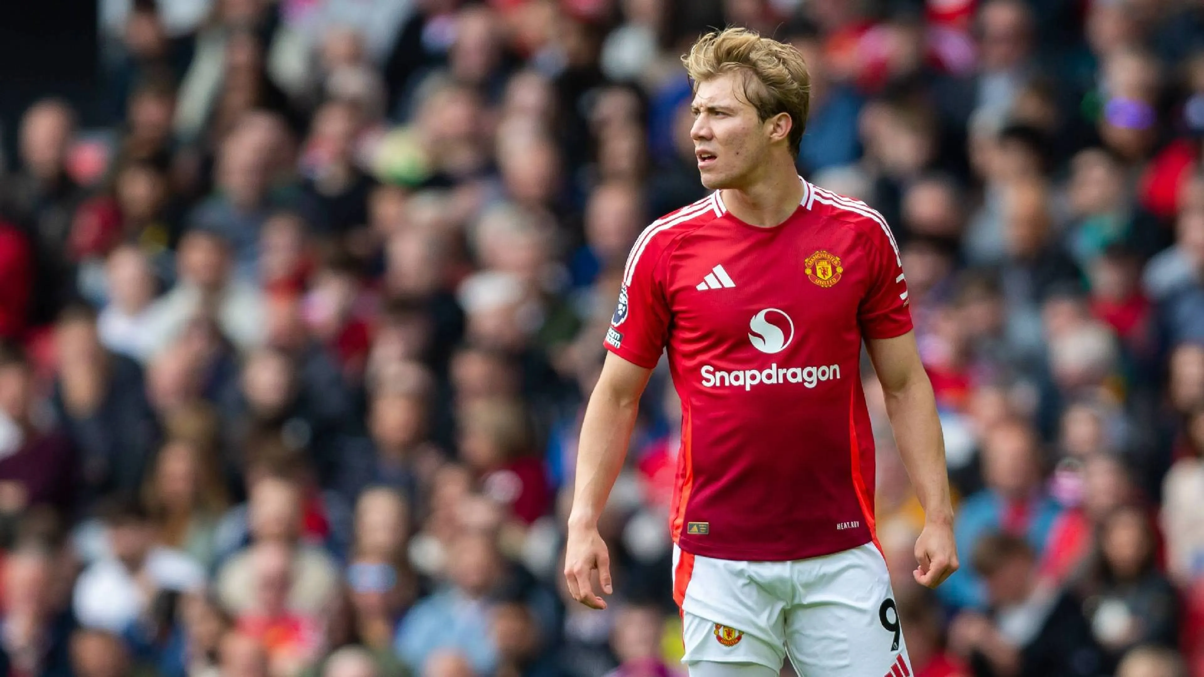 Rasmus Hojlund con la maglia del Manchester United