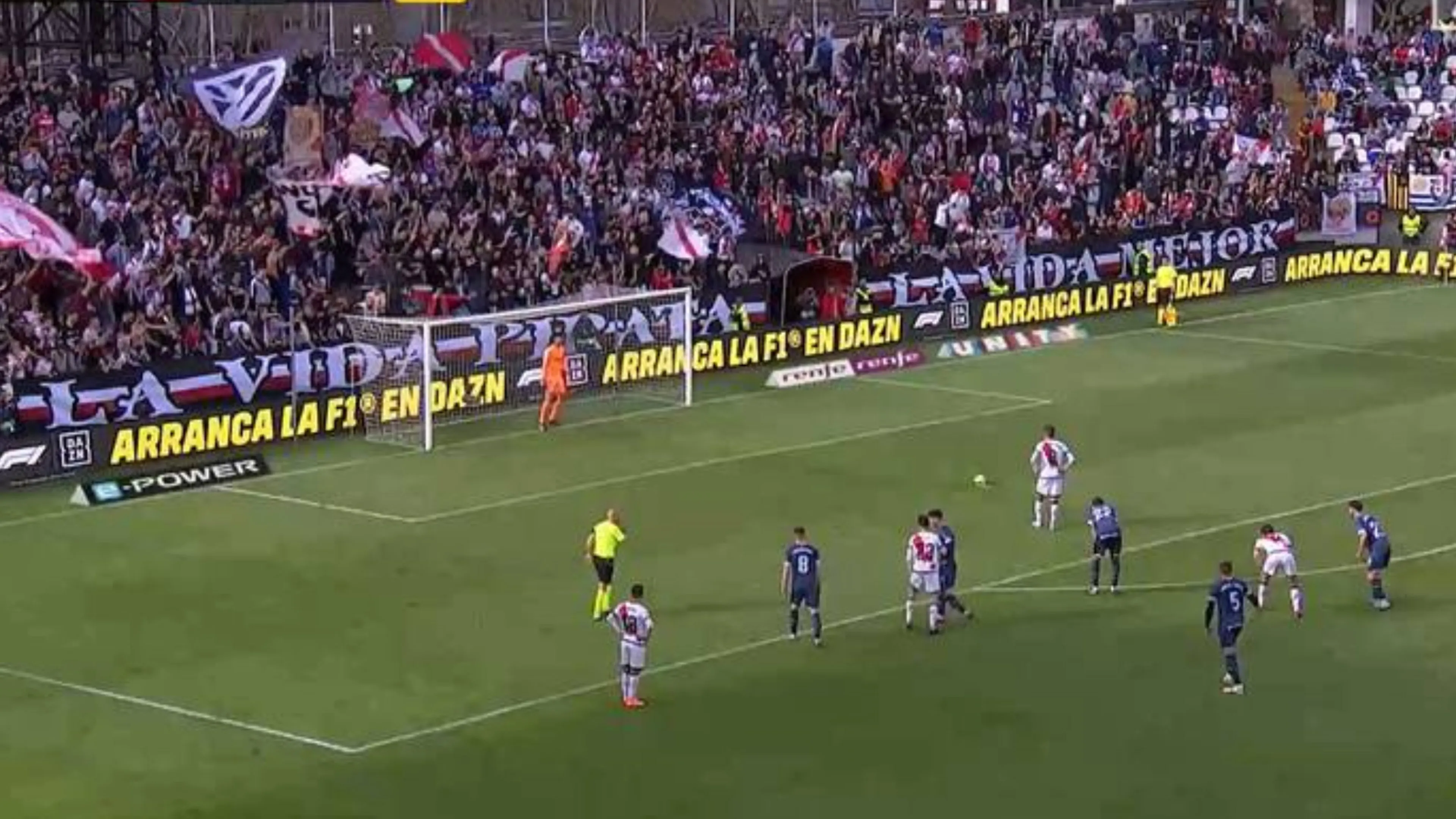 Copertina di Rayo Vallecano, clamoroso errore dal dischetto. La replica del rigore Messi-Suarez è un flop (VIDEO)