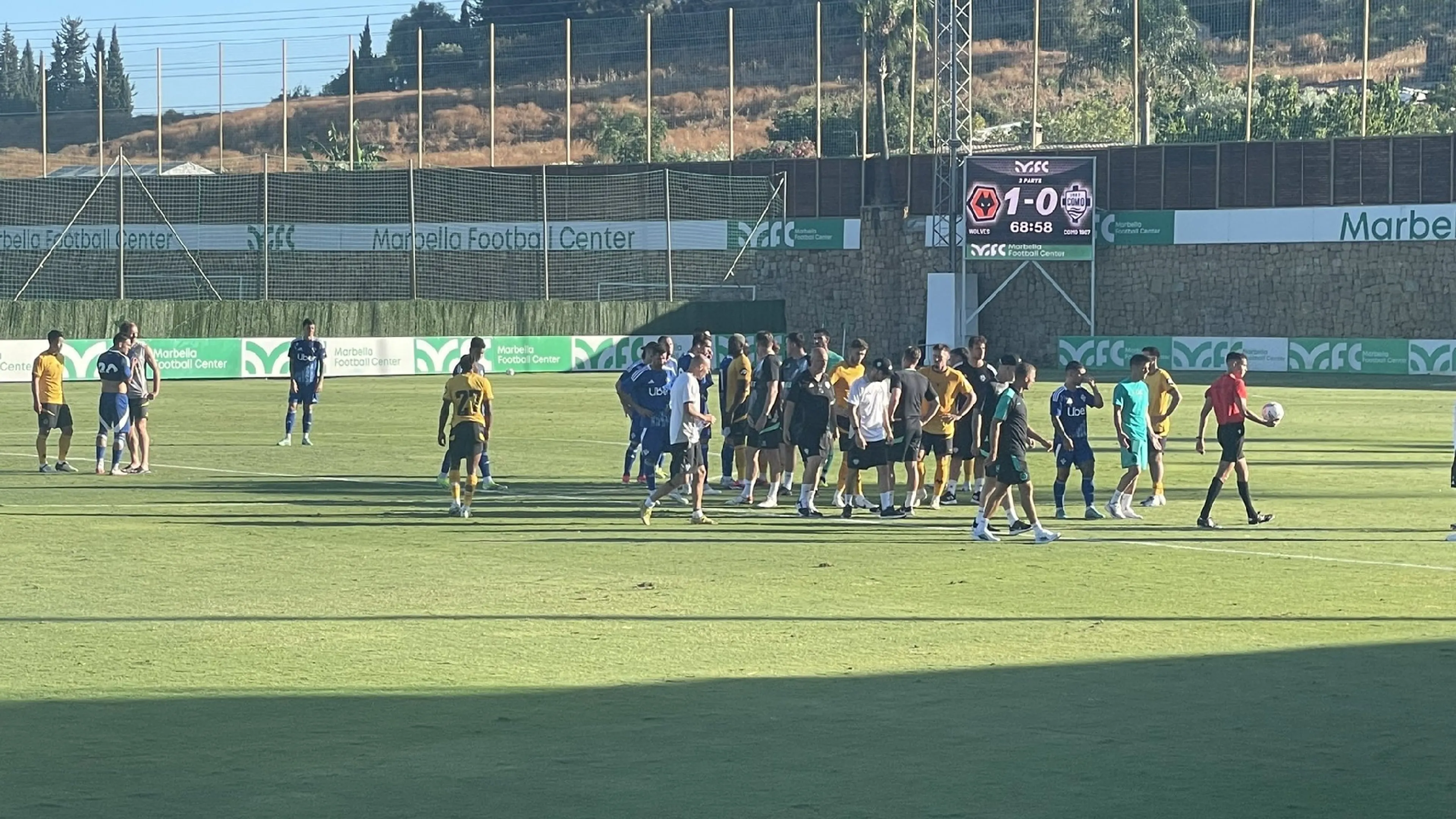 Insulti razzisti, pugno in faccia e rissa: in Como-Wolves è successo di tutto