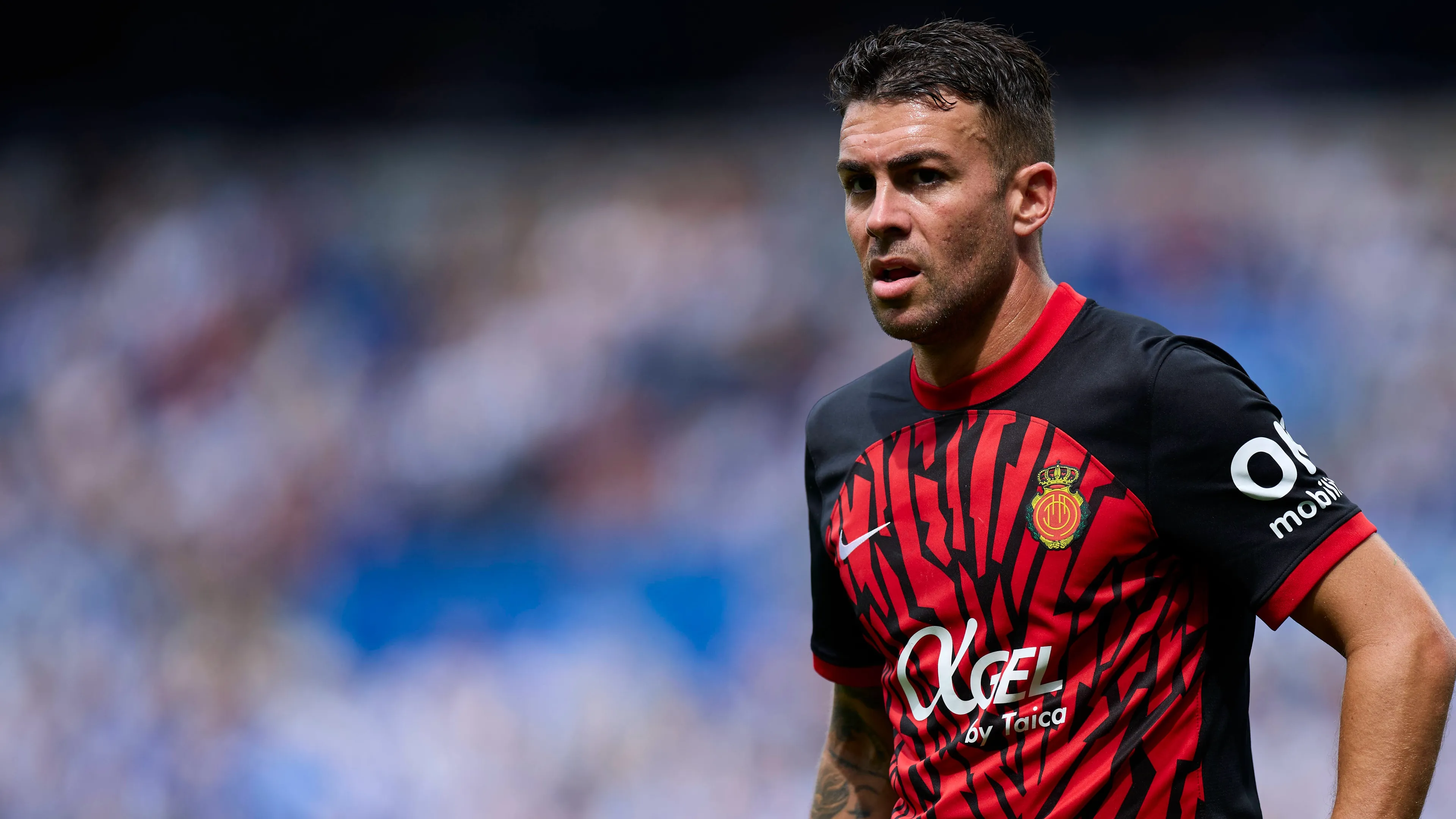 Succede di tutto a Maiorca: il club leva la fascia e sospende il capitano per un post su Instagram