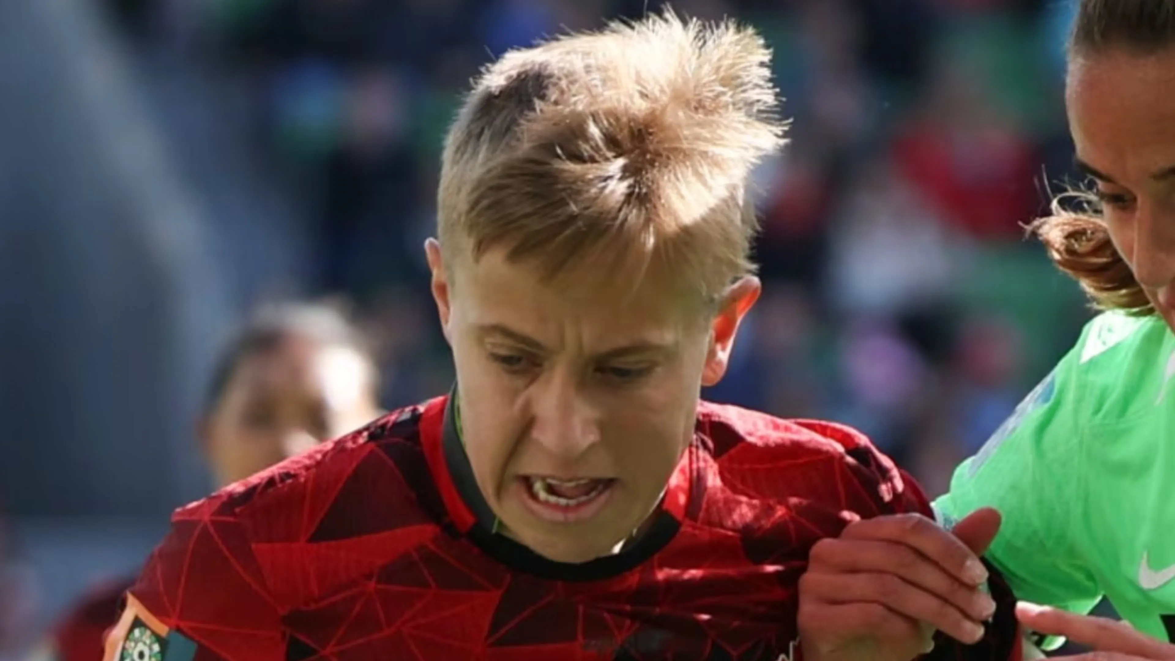 Mondiali Femminili, calciatrici in campo con un collare mai visto nel calcio. Di cosa si tratta?