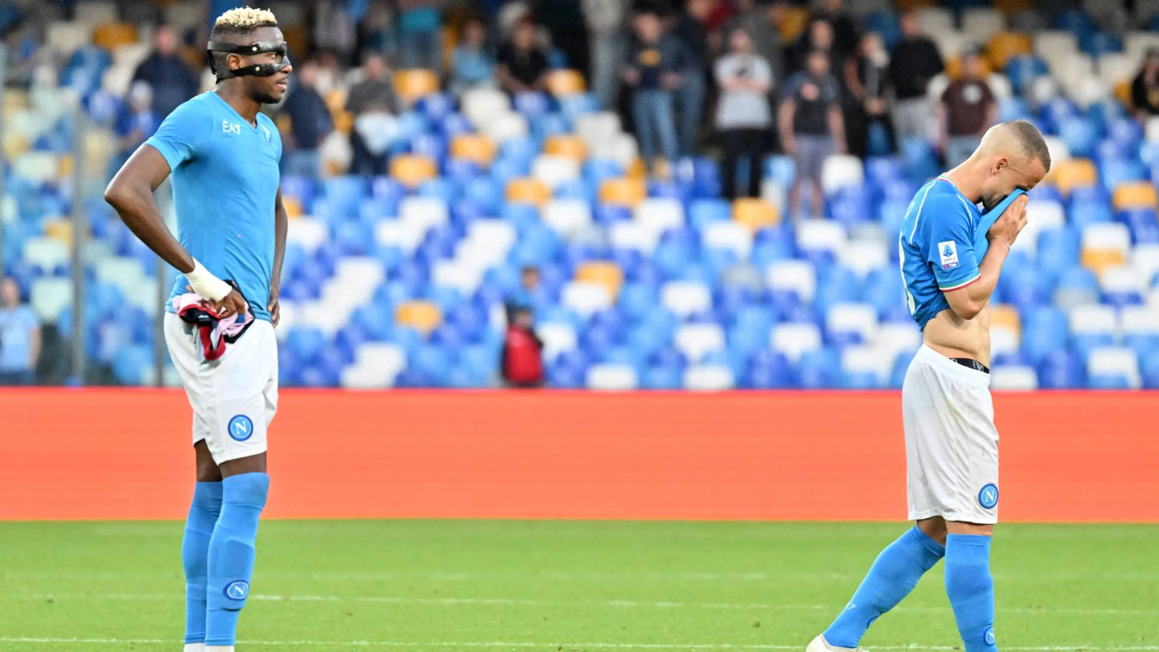 Copertina di Napoli, Repubblica svela i disagi all'interno del club: "Docce fredde e giocatori poco assistiti"