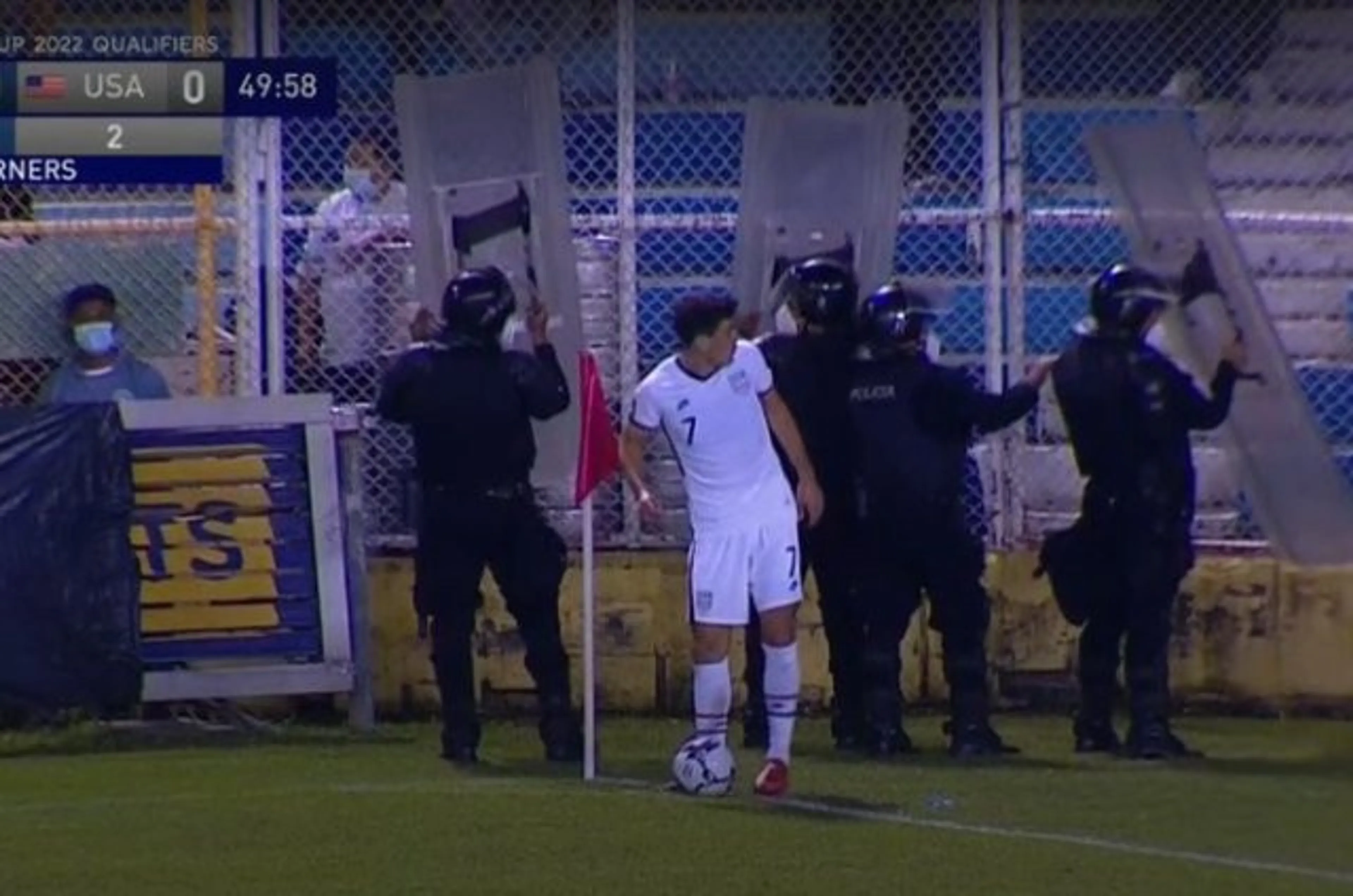 Copertina di El Salvador-USA, Reyna circondato da polizia antisommossa per calcio d’angolo