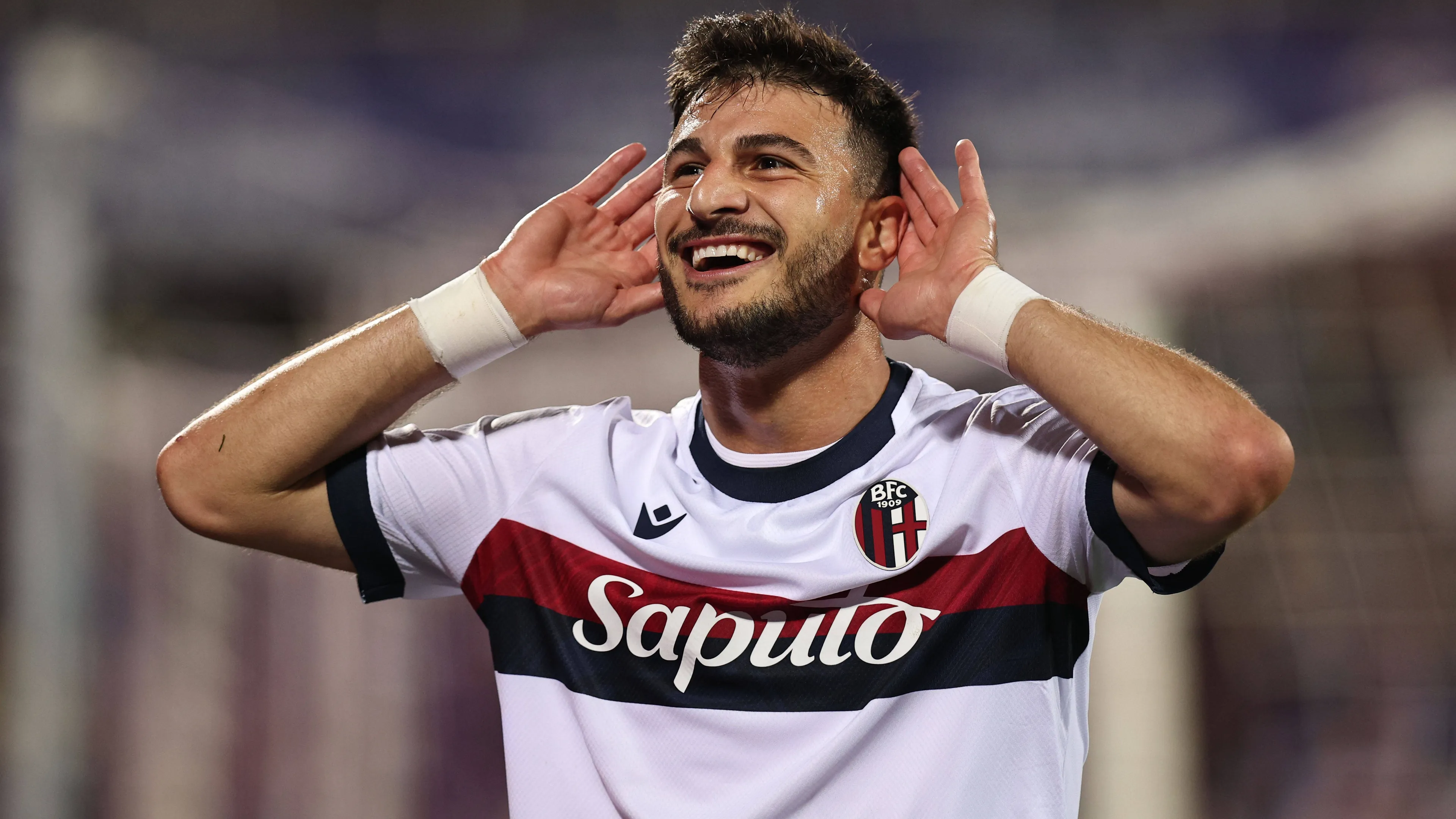 Copertina di Riccardo Orsolini Bologna celebrates after scoring his teams second goal during the Italian Serie A match between Fiorentina 3 2 Bologna at Artemio Franchi Stadium on May 18 2025 in Firenze Italy Noxthirdxpartyxsales 291134487