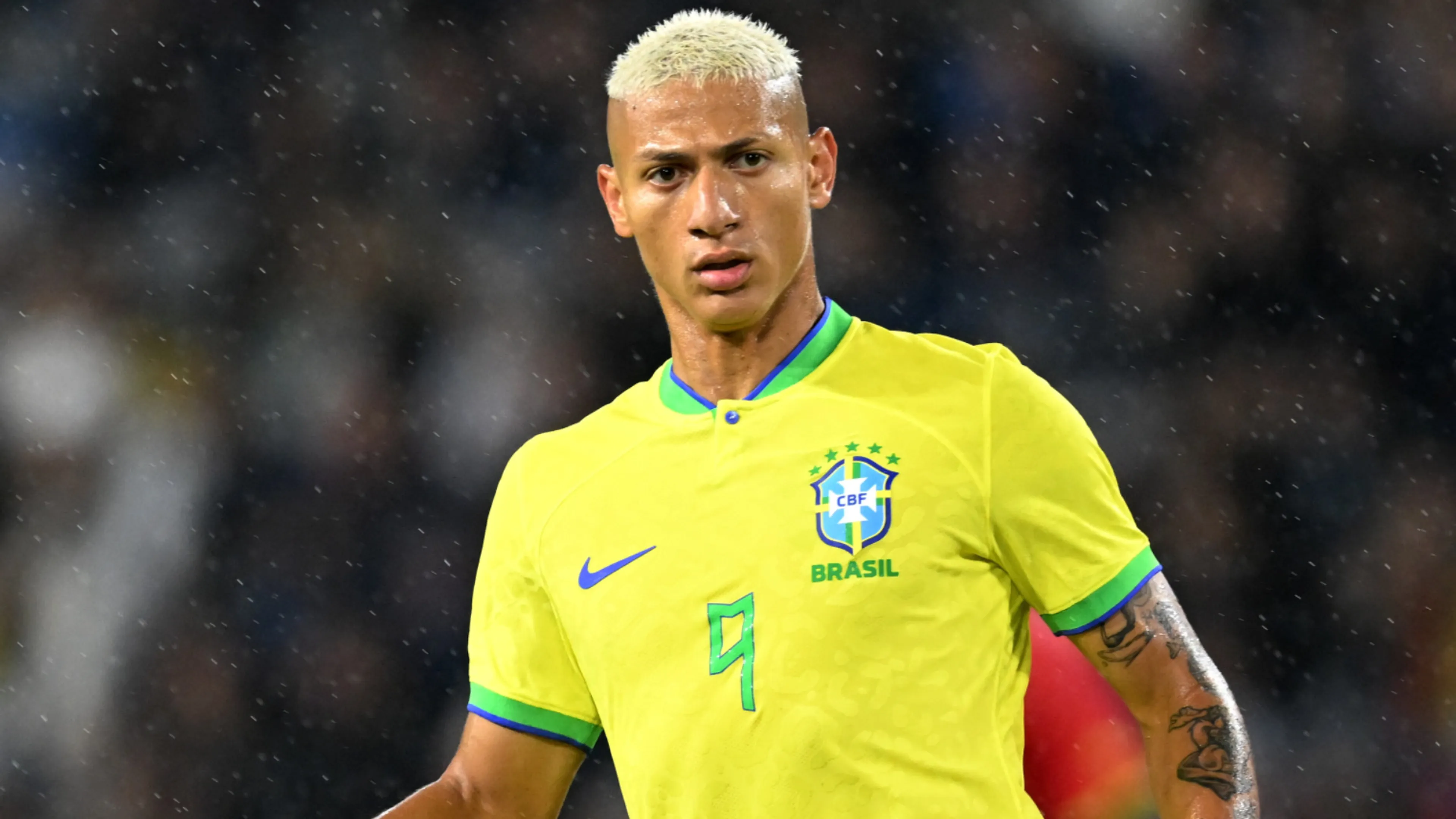 Copertina di Richarlison, dopo la delusione in Qatar si tatua…Neymar e Ronaldo (VIDEO)
