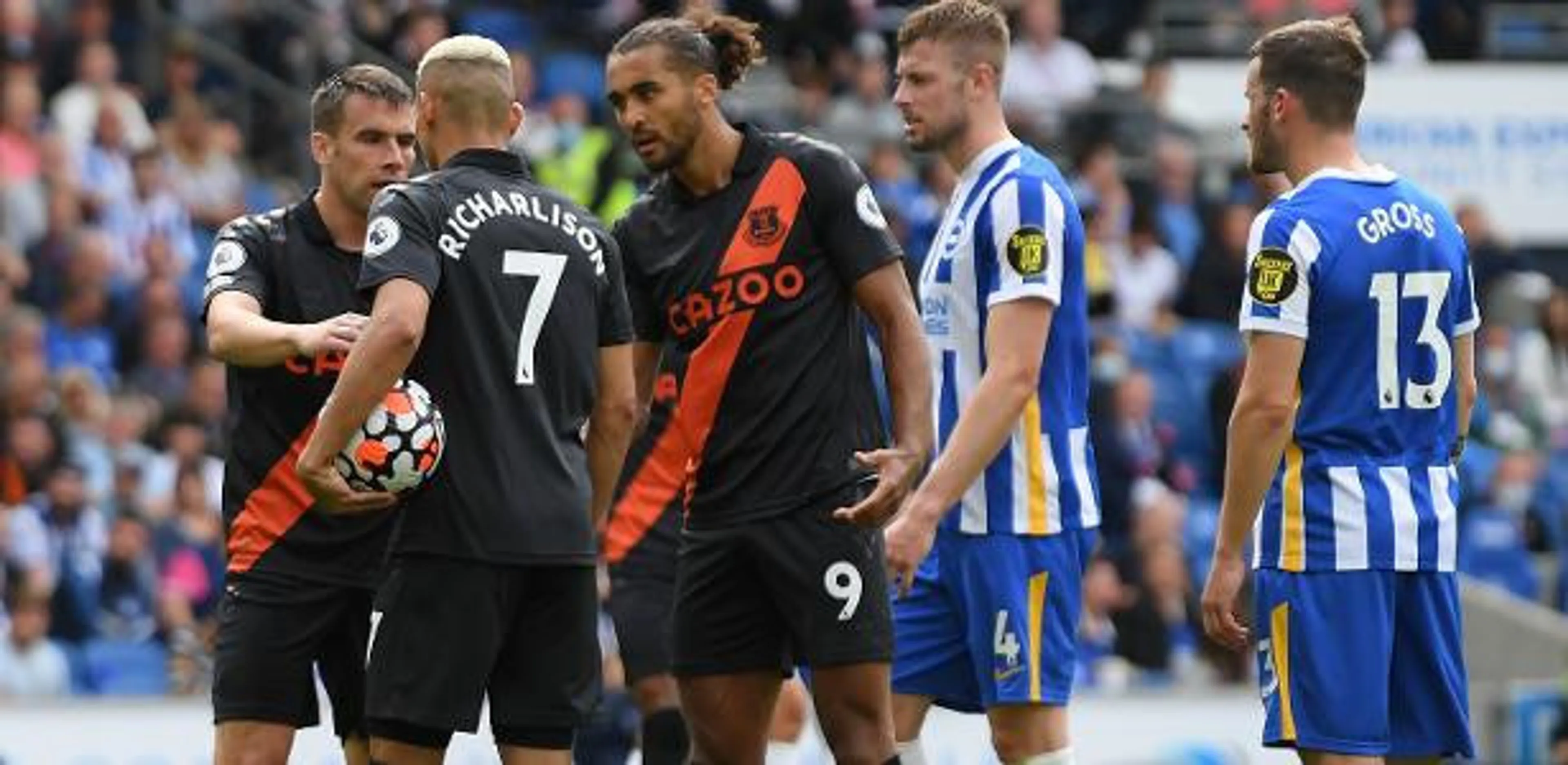 Copertina di Everton, Calvert-Lewin deve tirare rigore ma Richarlison ruba la palla: intervengono compagni