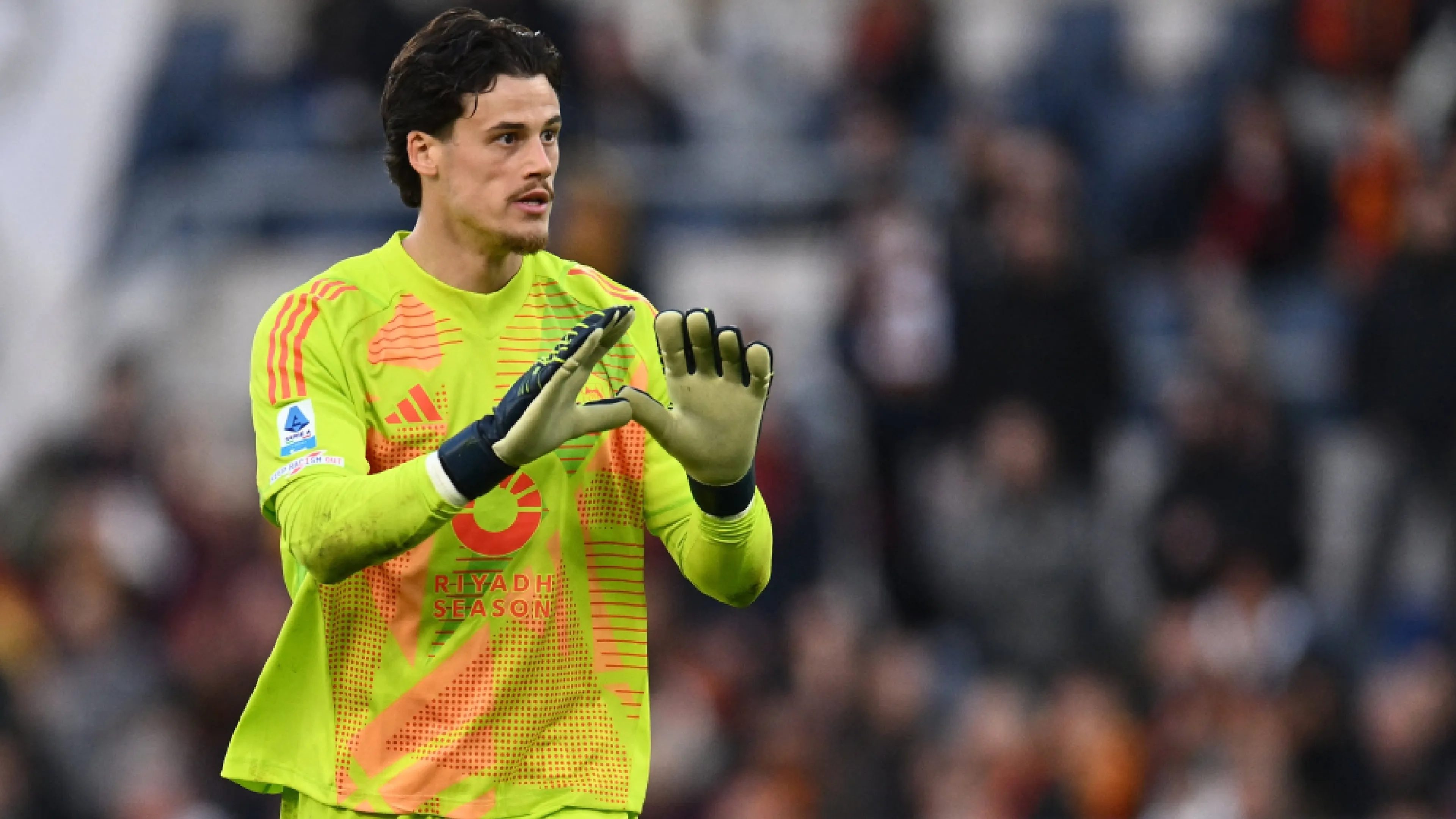 Copertina di Roma, fumata grigia per il rinnovo di Svilar. Sky Sport: "Richiesta monstre del portiere"