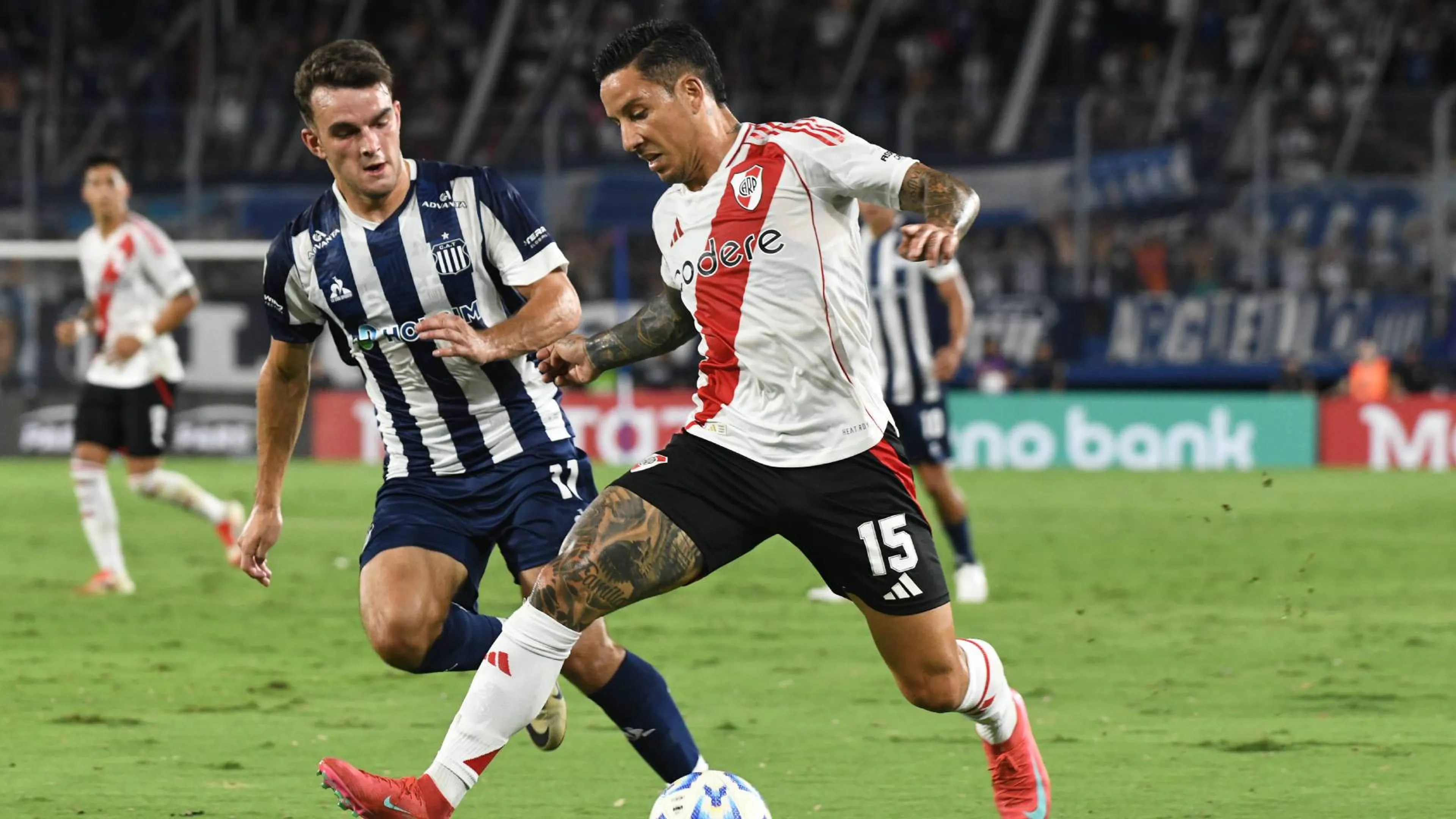 Clamoroso in River Plate-Talleres: rider in campo prima del calcio d'inizio (VIDEO)