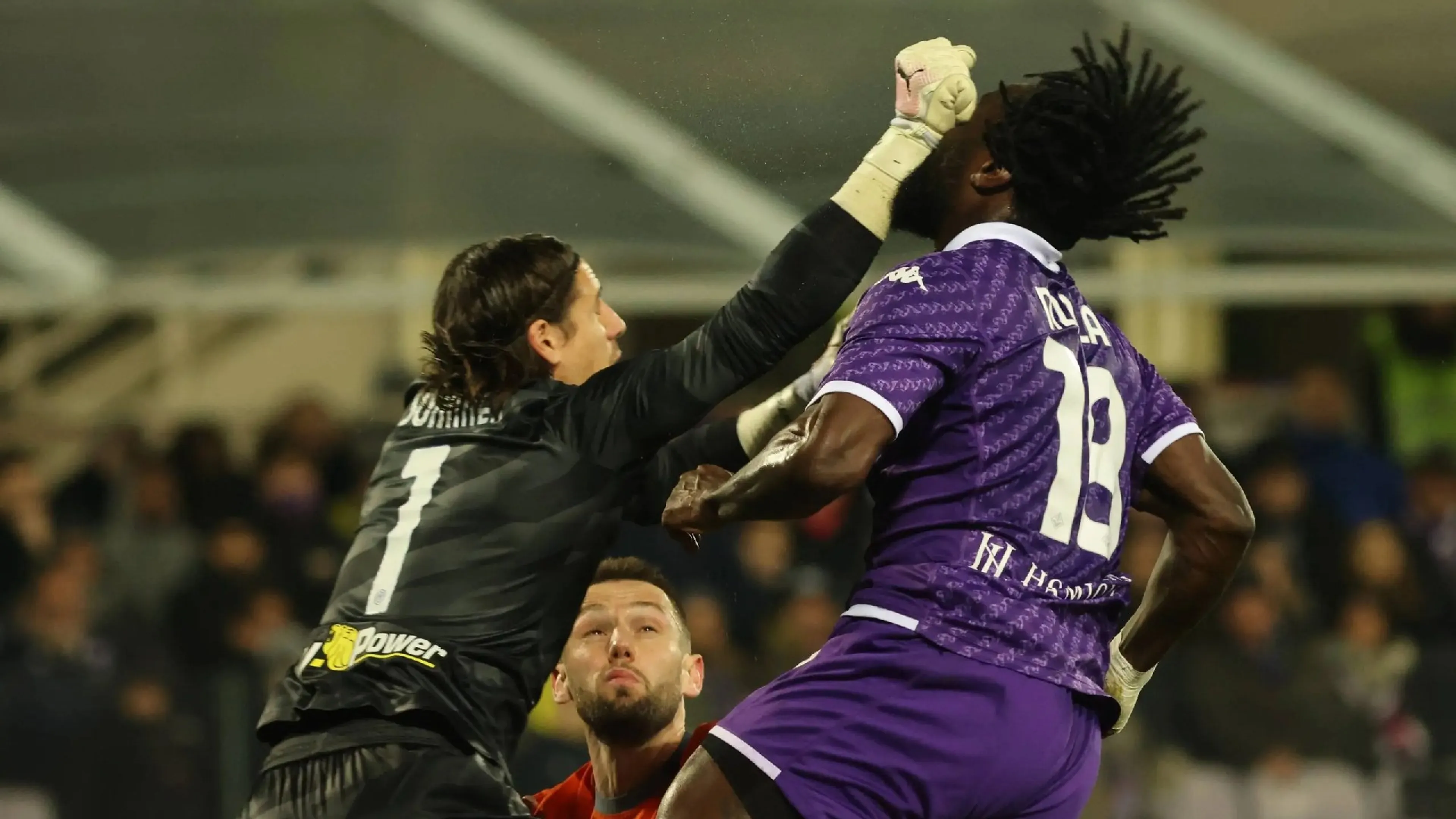 Copertina di Marelli: "Rigore per la Fiorentina ok". Ma due anni fa la pensava diversamente. E i social insorgono