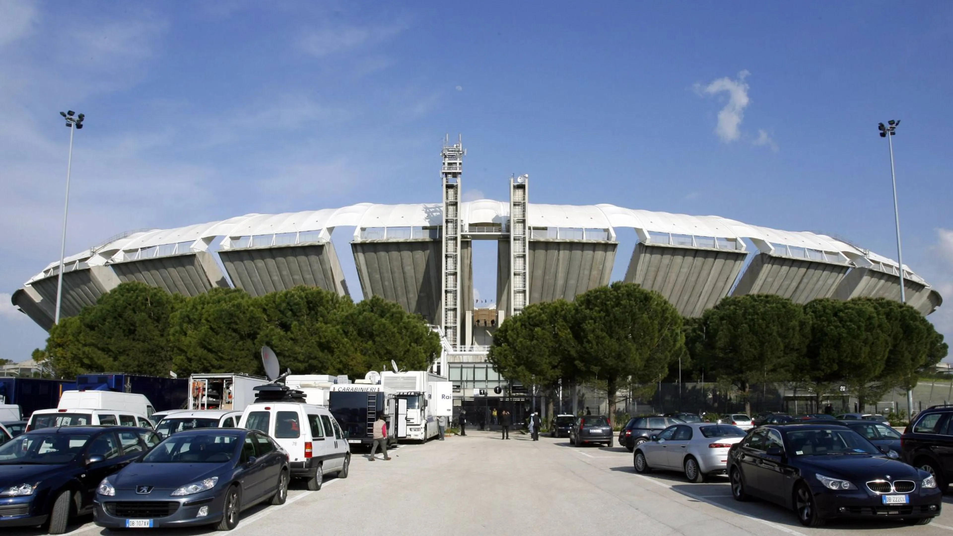 Bari, tifoso aggredito davanti al figlio fuori dallo stadio (VIDEO)