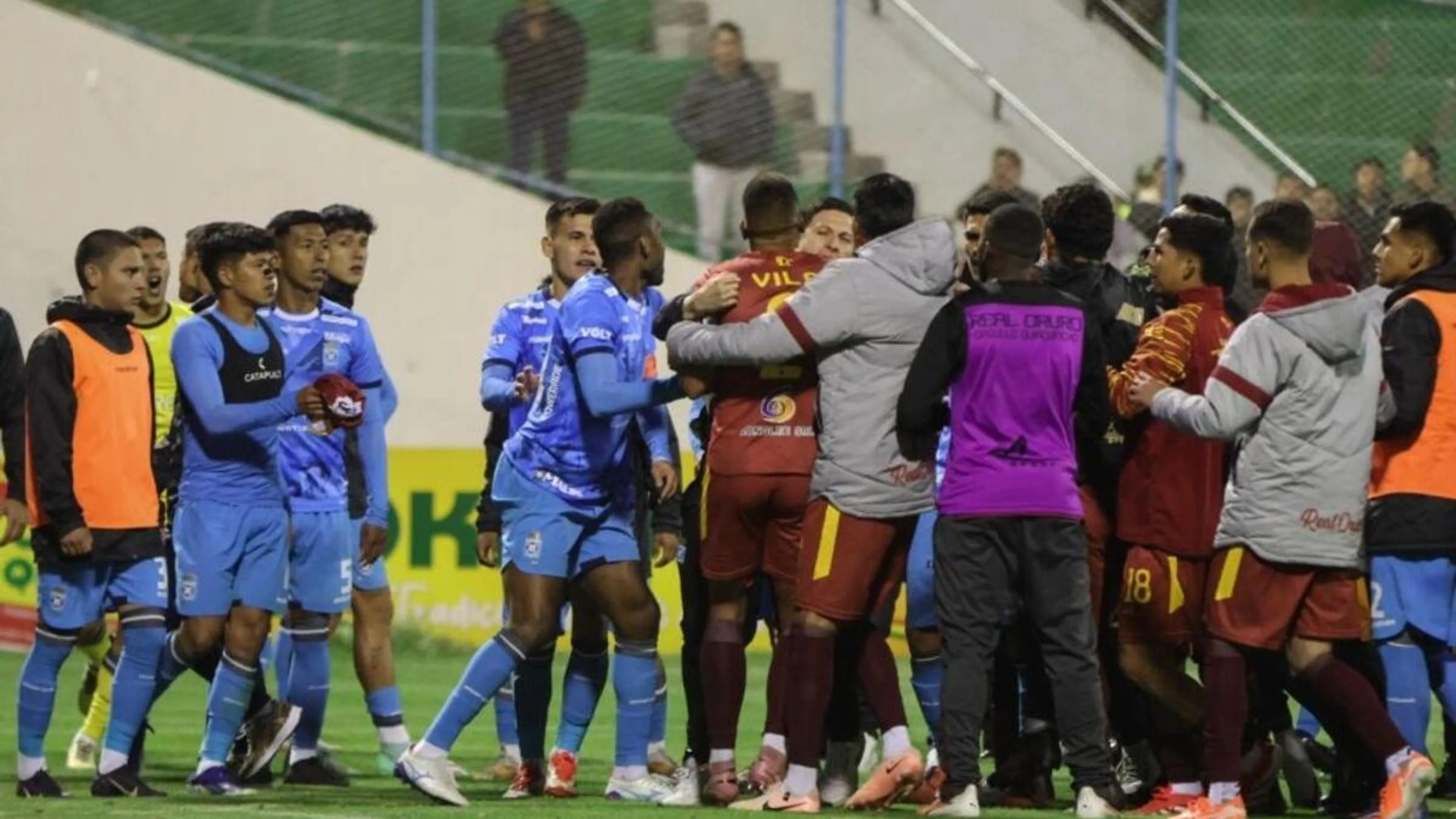 "Vergogna nazionale". Rissa da record in Bolivia, 17 espulsi e intervento della polizia (VIDEO)