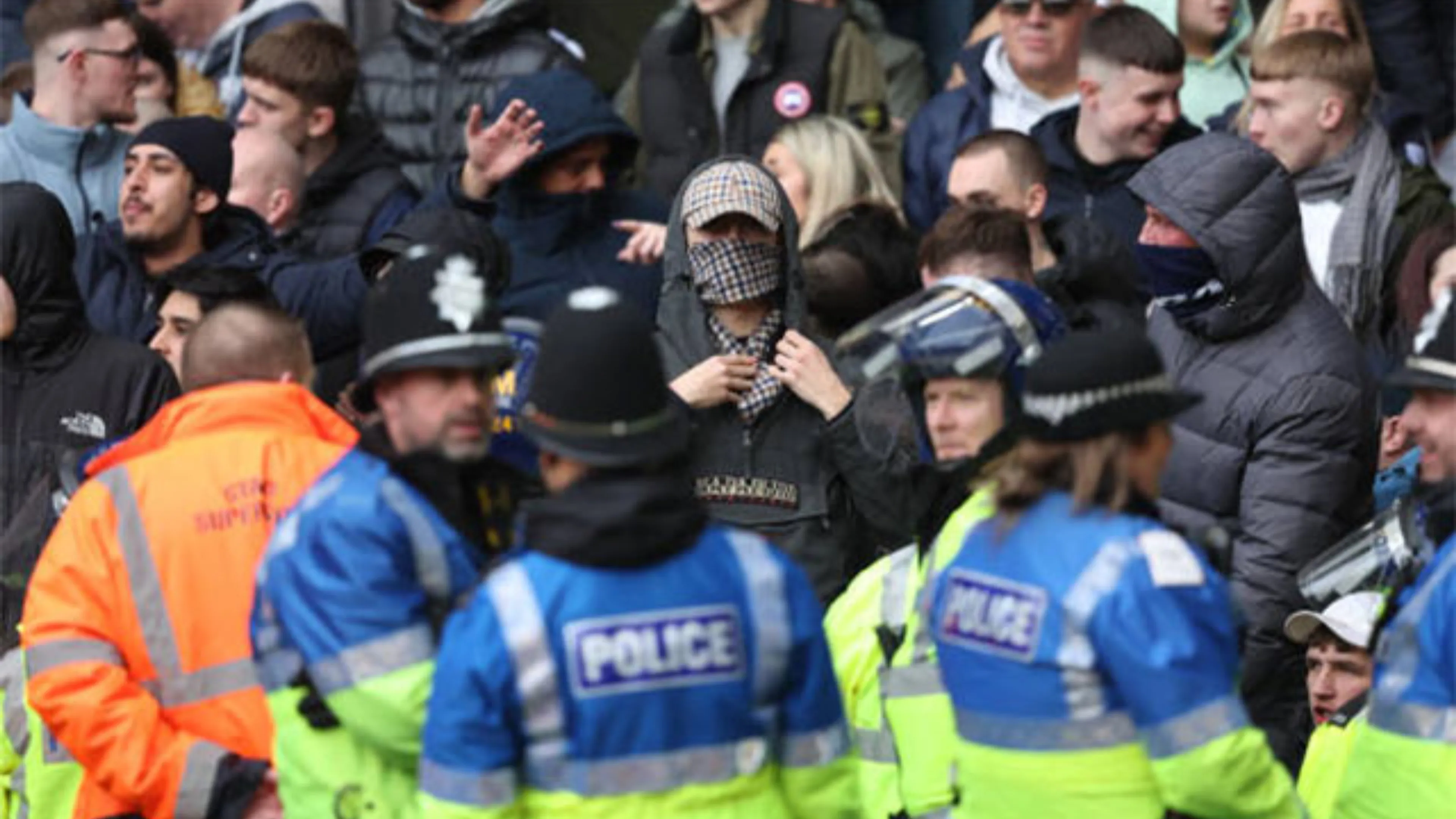 Rissa infernale in FA Cup: sangue, invasioni e tifosi nei settori avversari