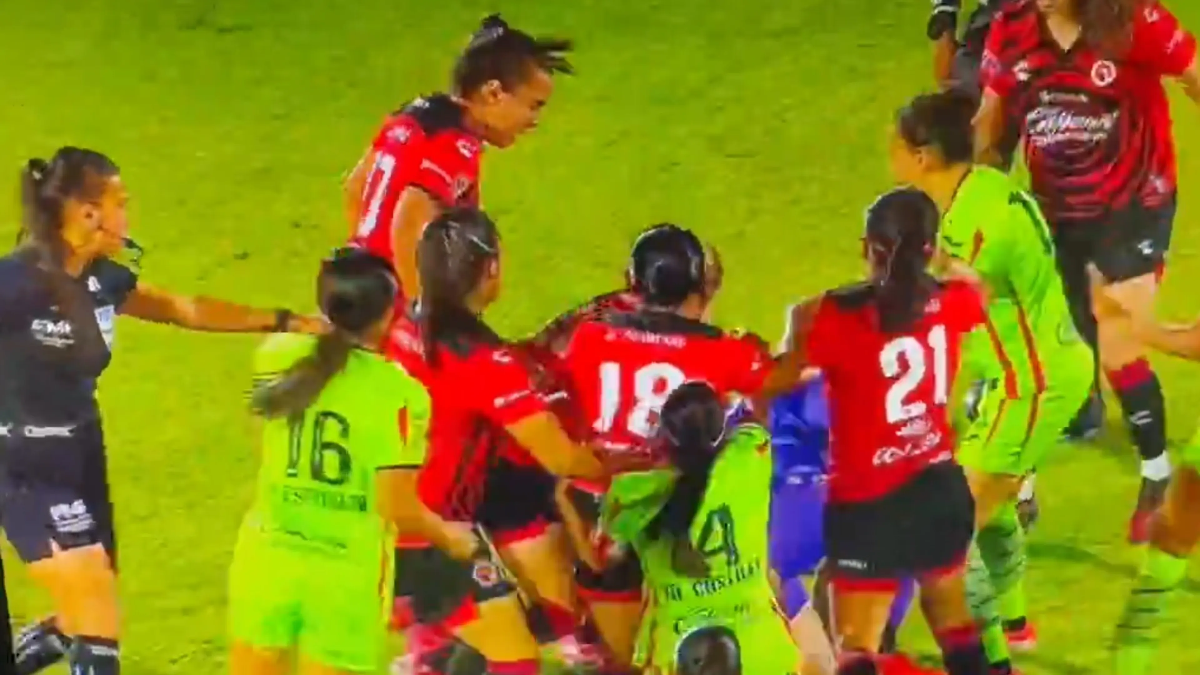 Incredibile rissa nel calcio femminile: tra spintoni, capelli tirati e due espulsioni (VIDEO)