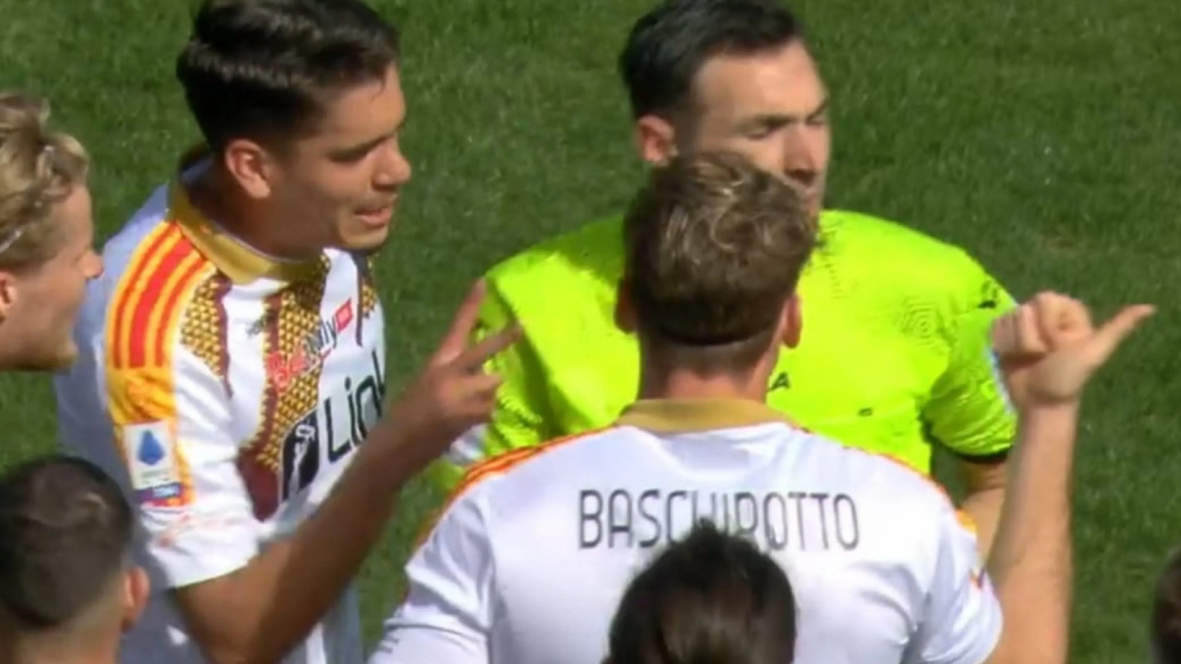 Copertina di Lecce-Torino, in campo scoppia la rissa. Due espulsioni
