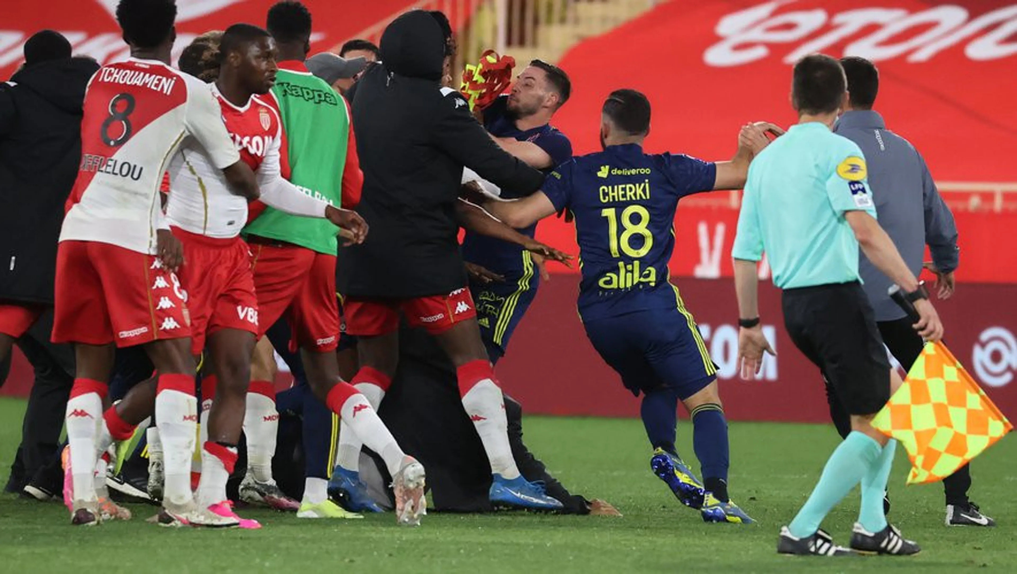 Copertina di Monaco-Lione, tensione nel finale: maxi rissa e cinque espulsi
