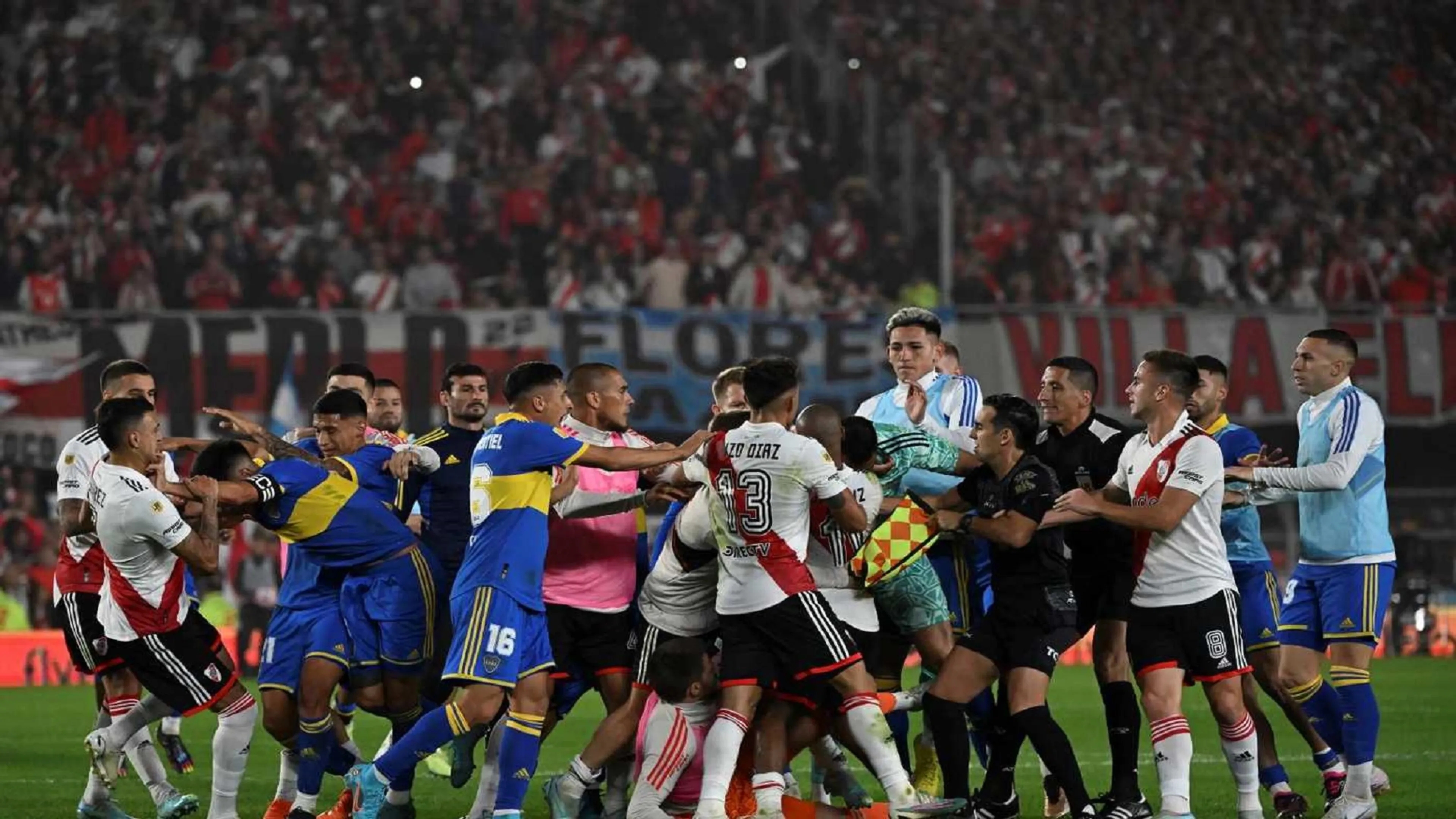 Copertina di River - Boca finisce a pugni. Maxi rissa e 7 espulsi (VIDEO)