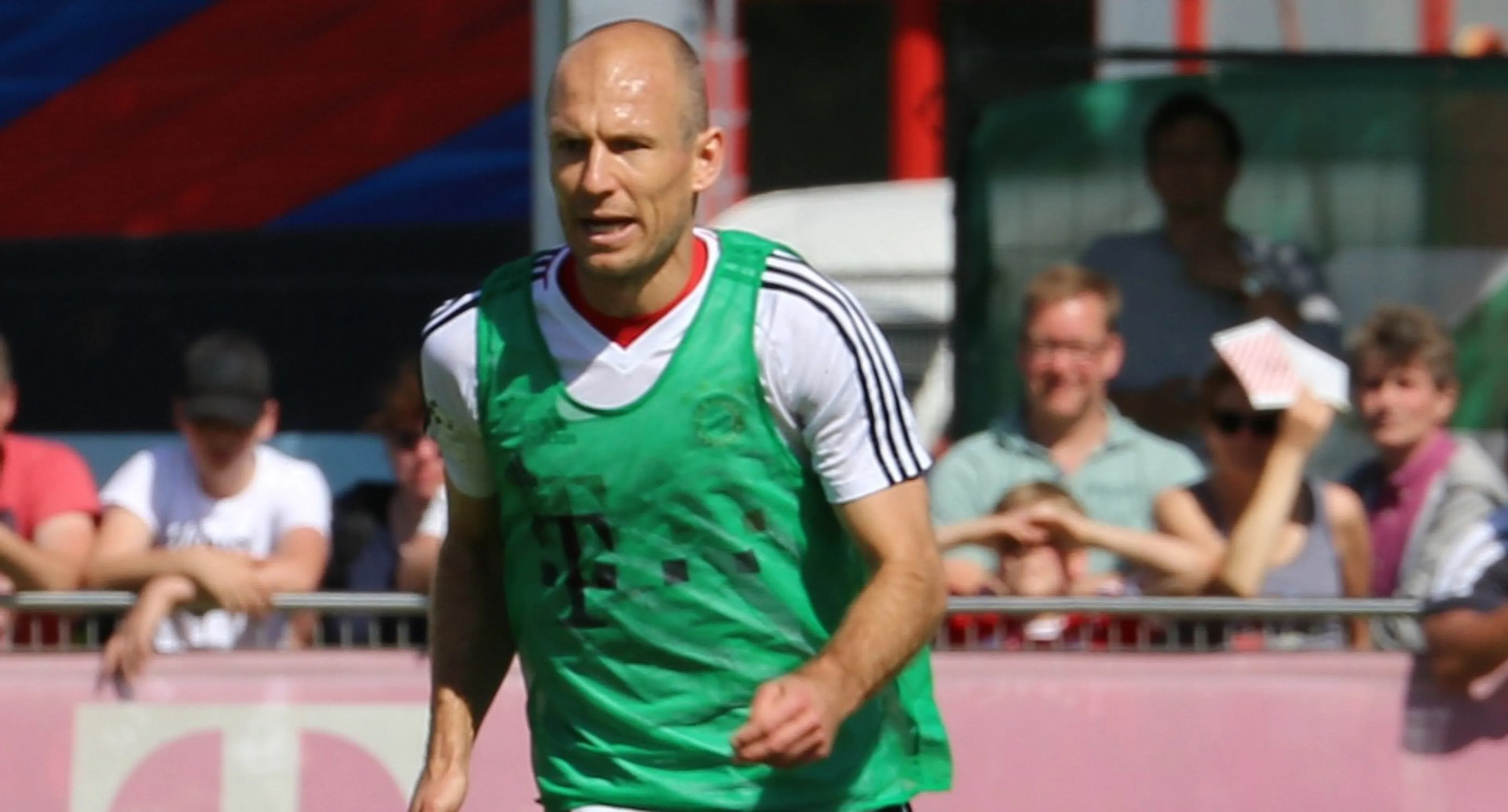 Copertina di Robben: “alleno la squadra di mio figlio, e un esercizio è sicuro…”